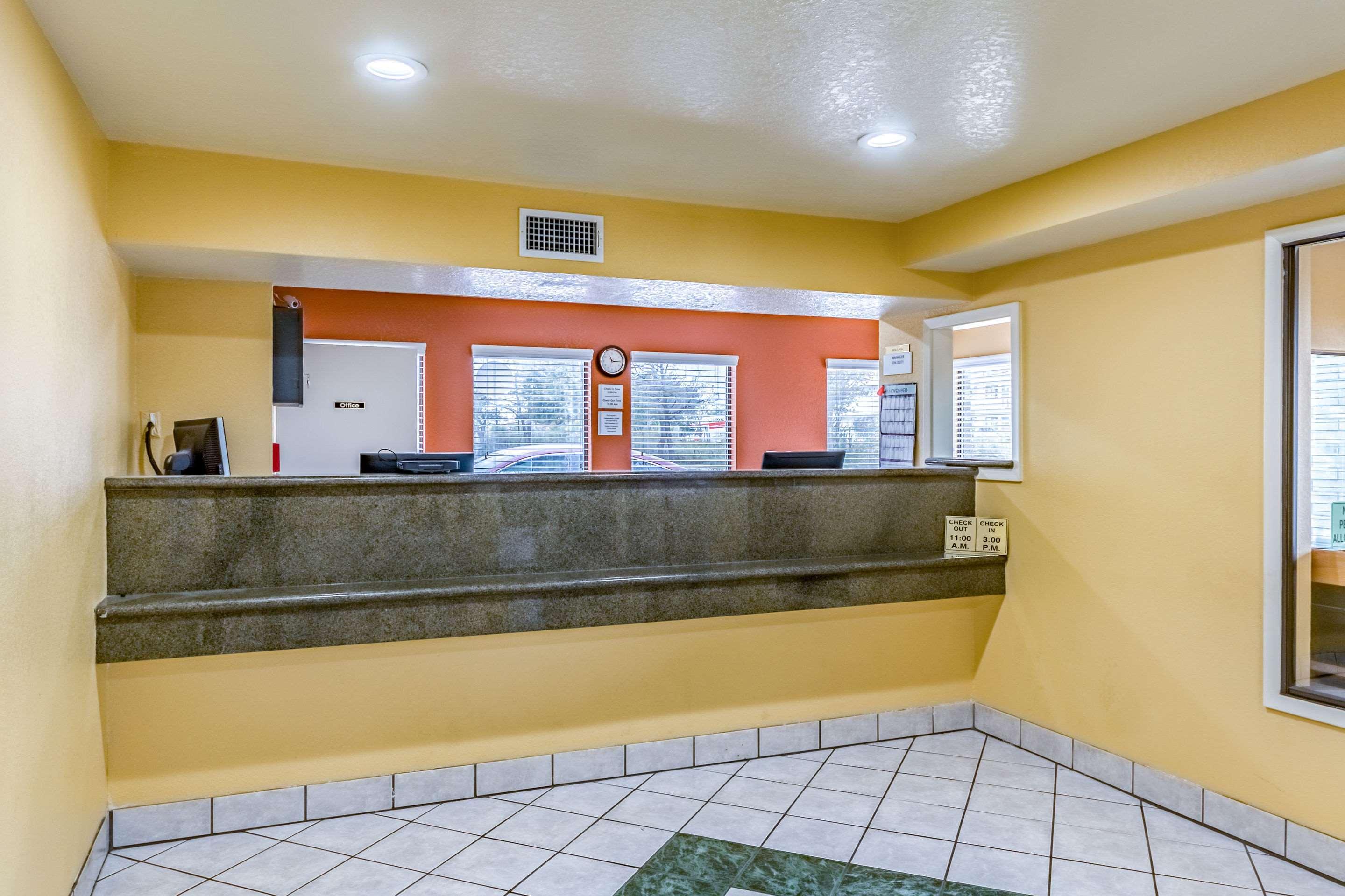 Econo Near Lackland Air Force Base-seaworld Hotel