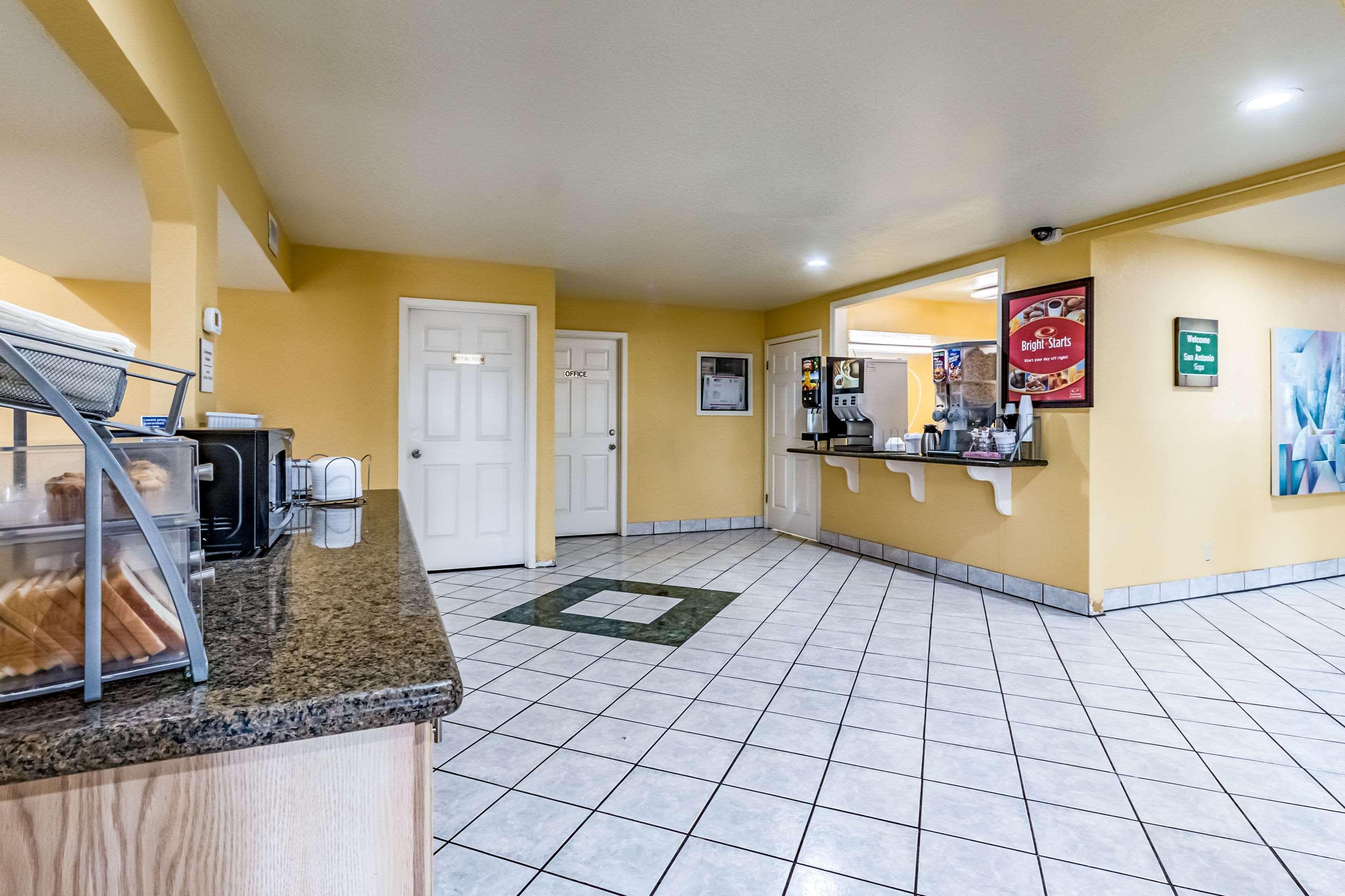 Econo Near Lackland Air Force Base-seaworld San Antonio