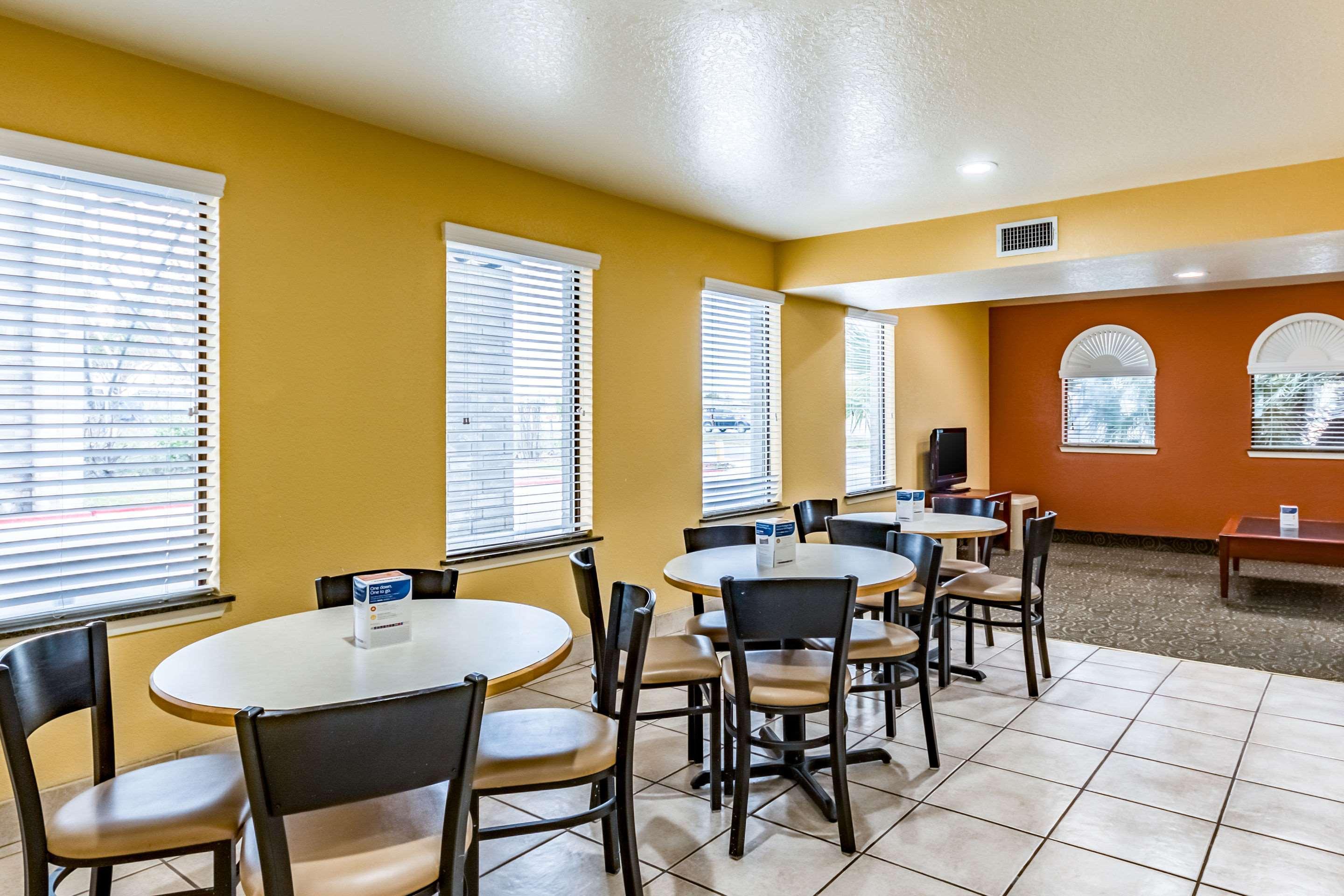 Econo Near Lackland Air Force Base-seaworld 2*
