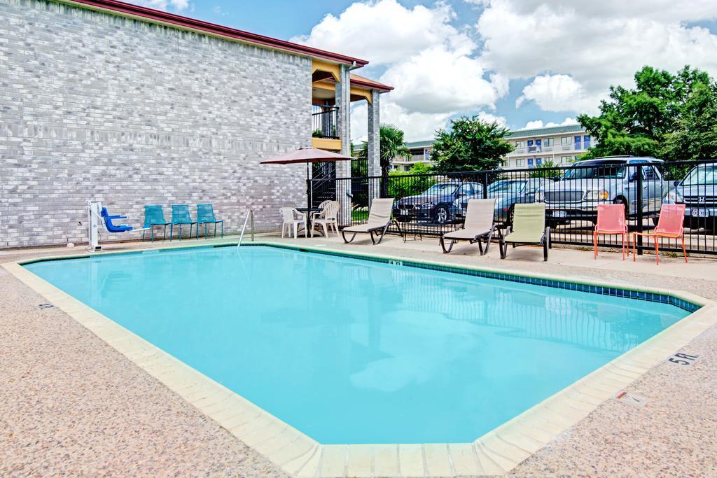 Econo Near Lackland Air Force Base-seaworld Hotel 2*