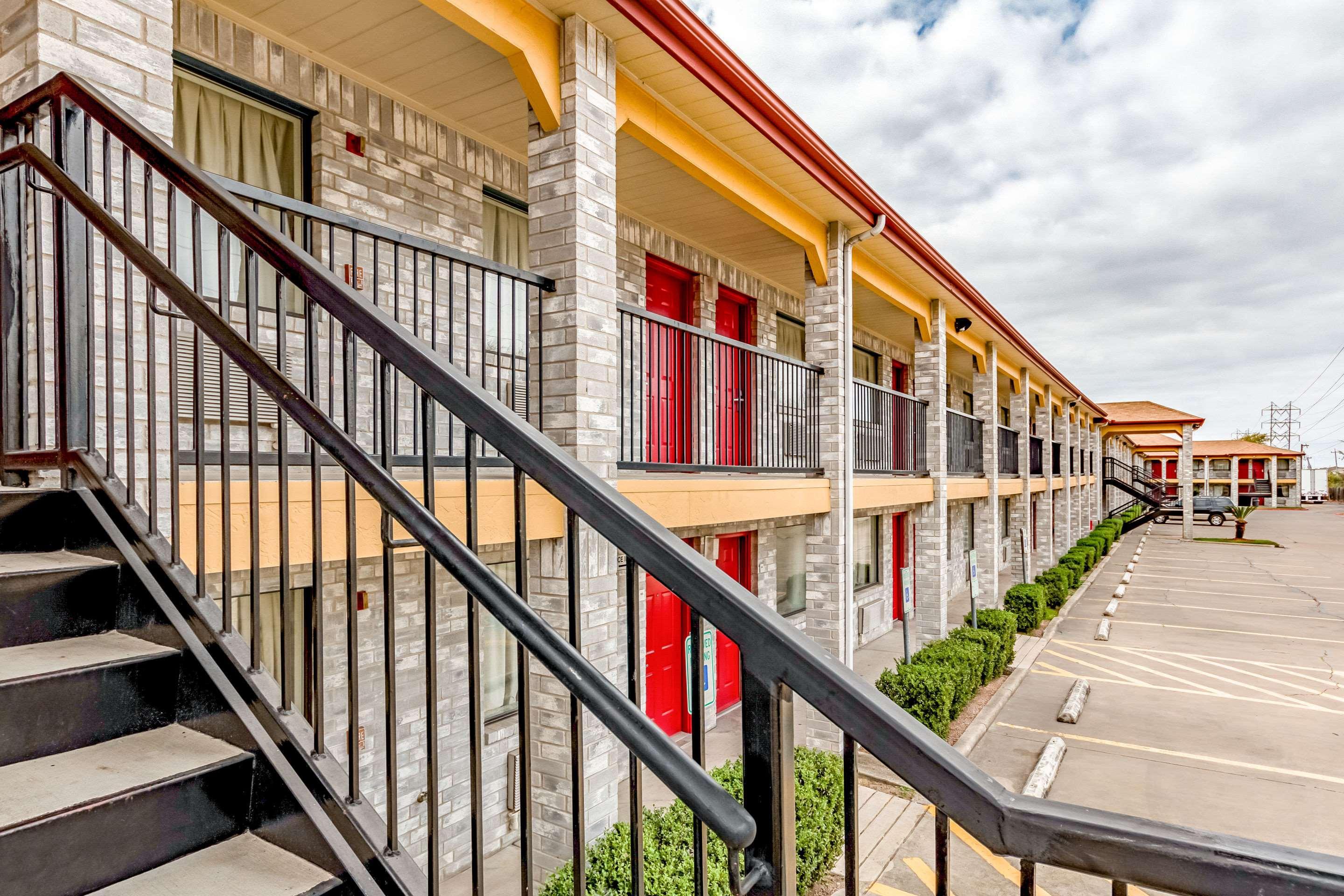 Econo Near Lackland Air Force Base-seaworld 2* San Antonio