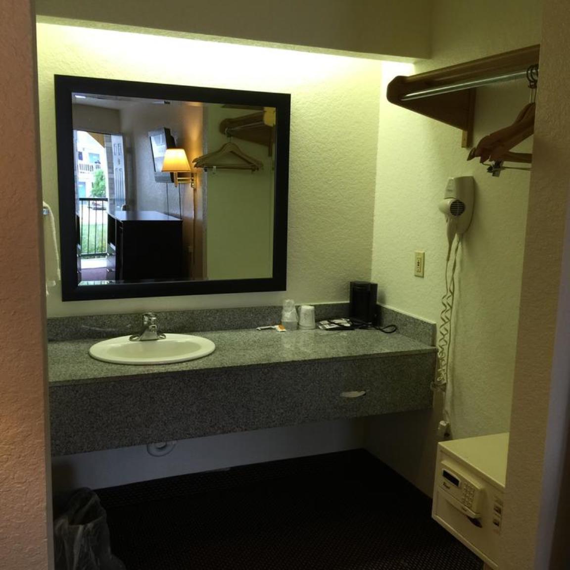 Econo Near Lackland Air Force Base-seaworld San Antonio