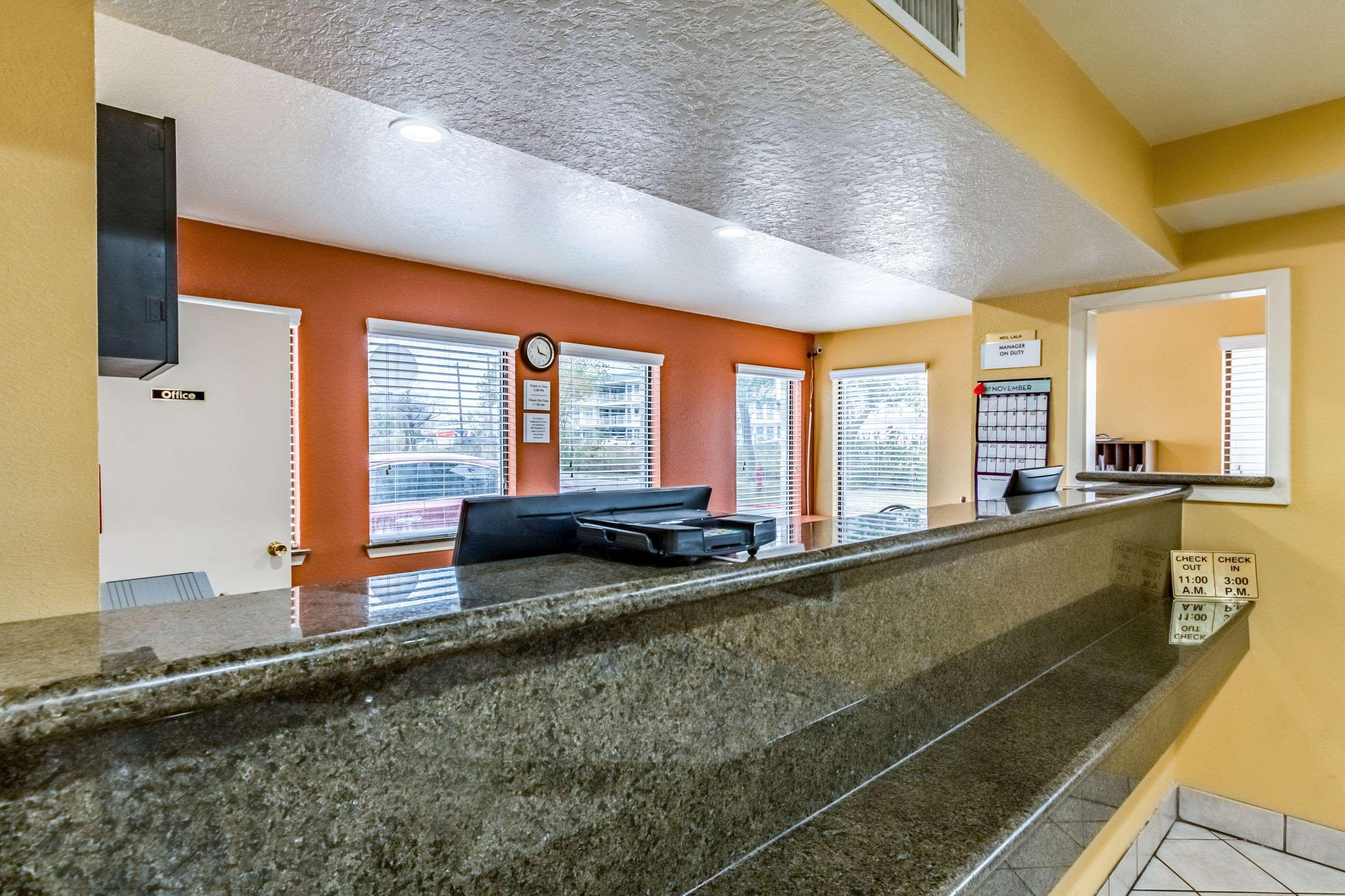 Econo Near Lackland Air Force Base-seaworld Hotel 2*