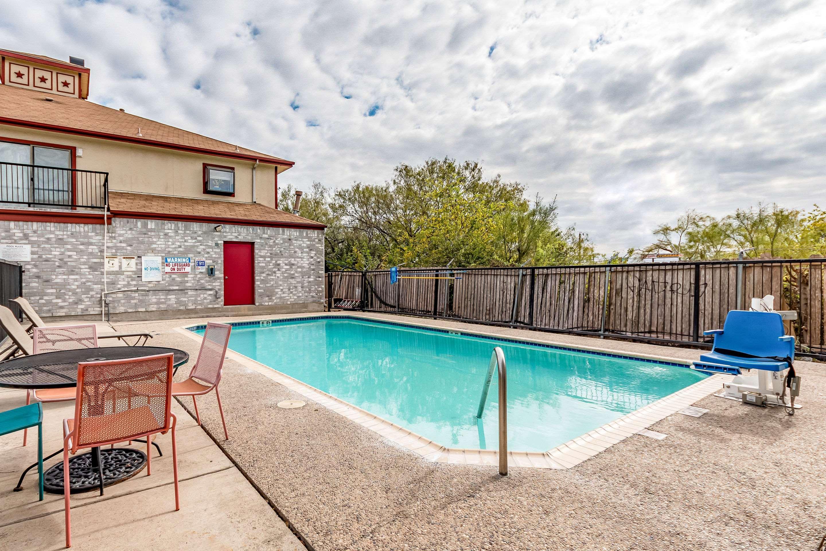 Econo Near Lackland Air Force Base-seaworld
