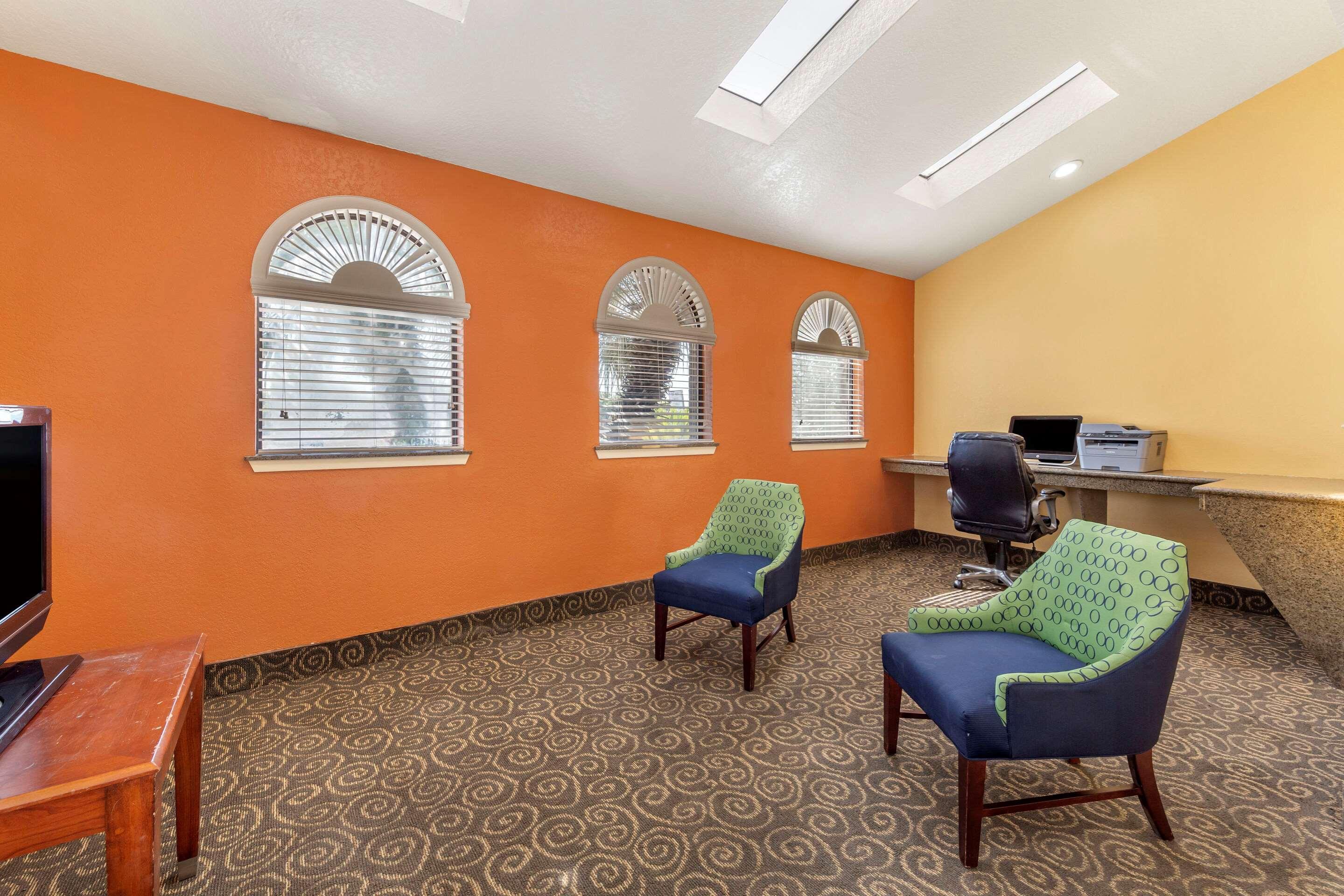 Econo Near Lackland Air Force Base-seaworld Hotel