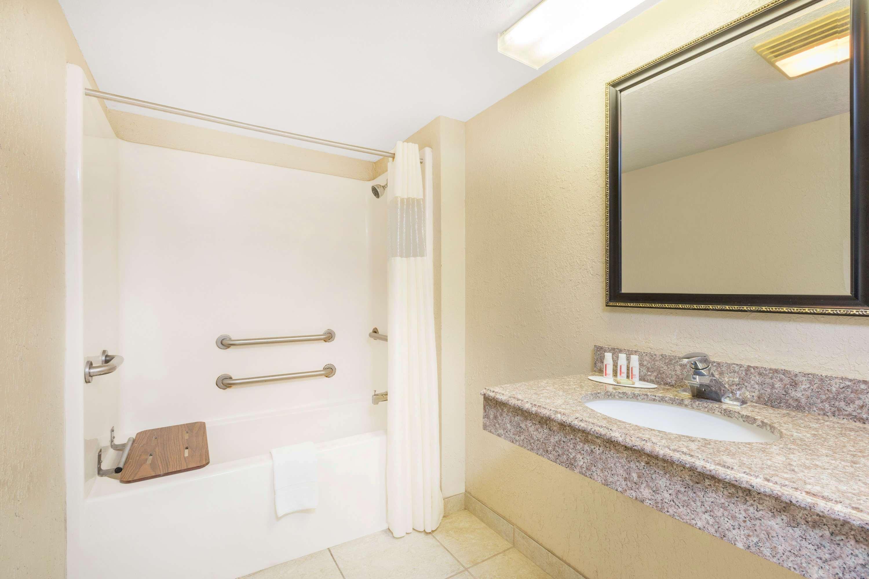 Motel Super 8 By Wyndham At I-10 San Antonio