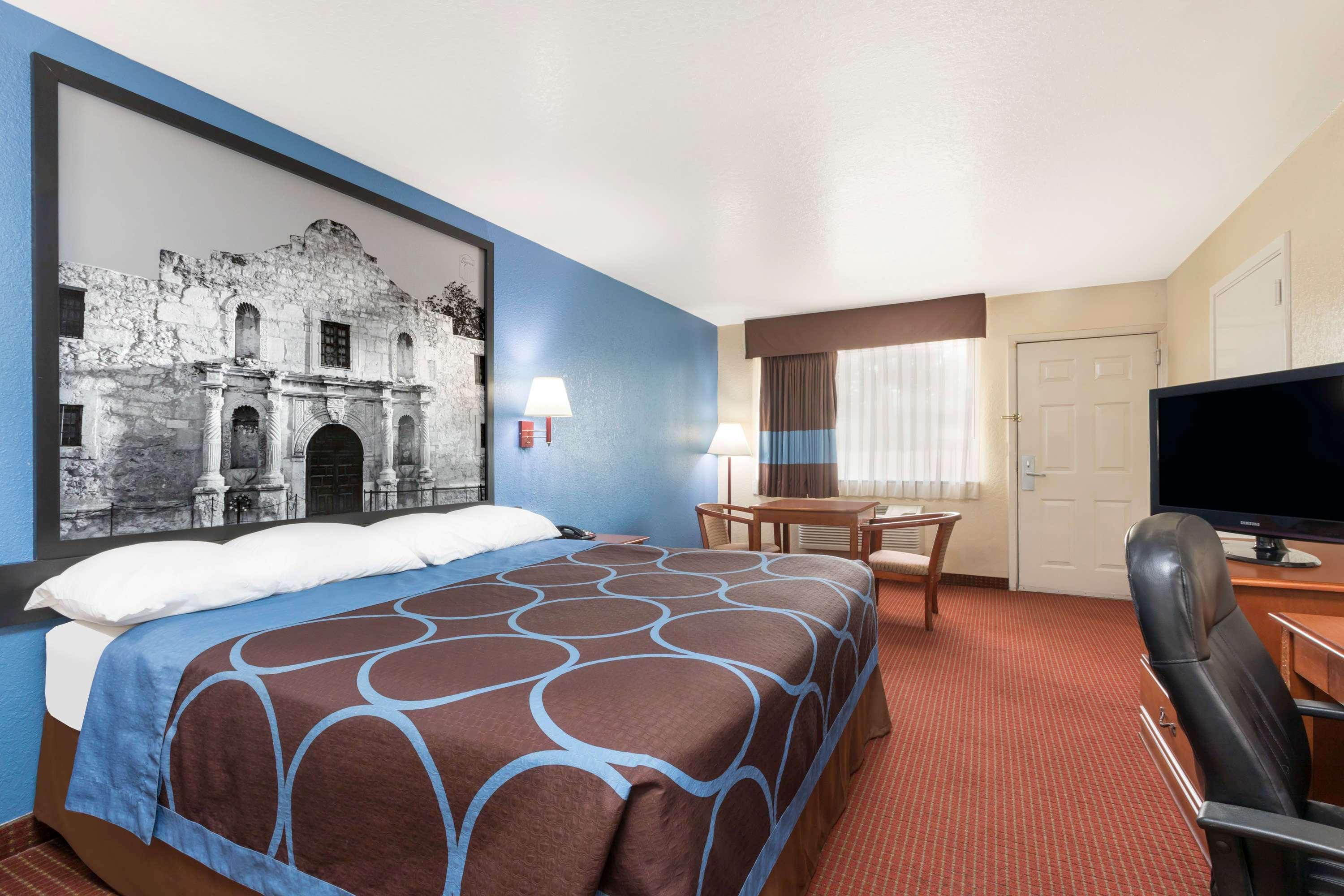 Super 8 By Wyndham At I-10 San Antonio