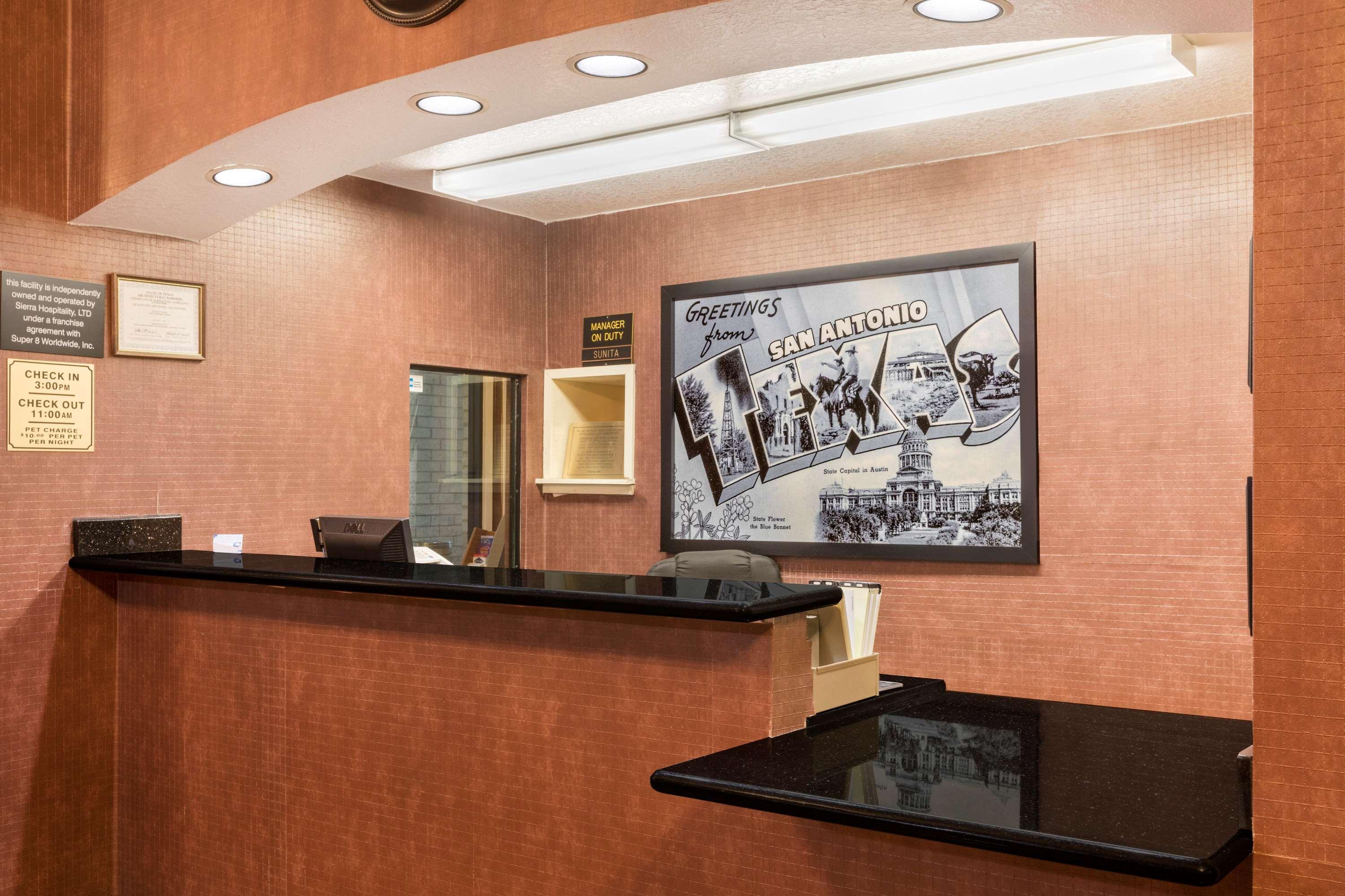 Super 8 By Wyndham At I-10 San Antonio