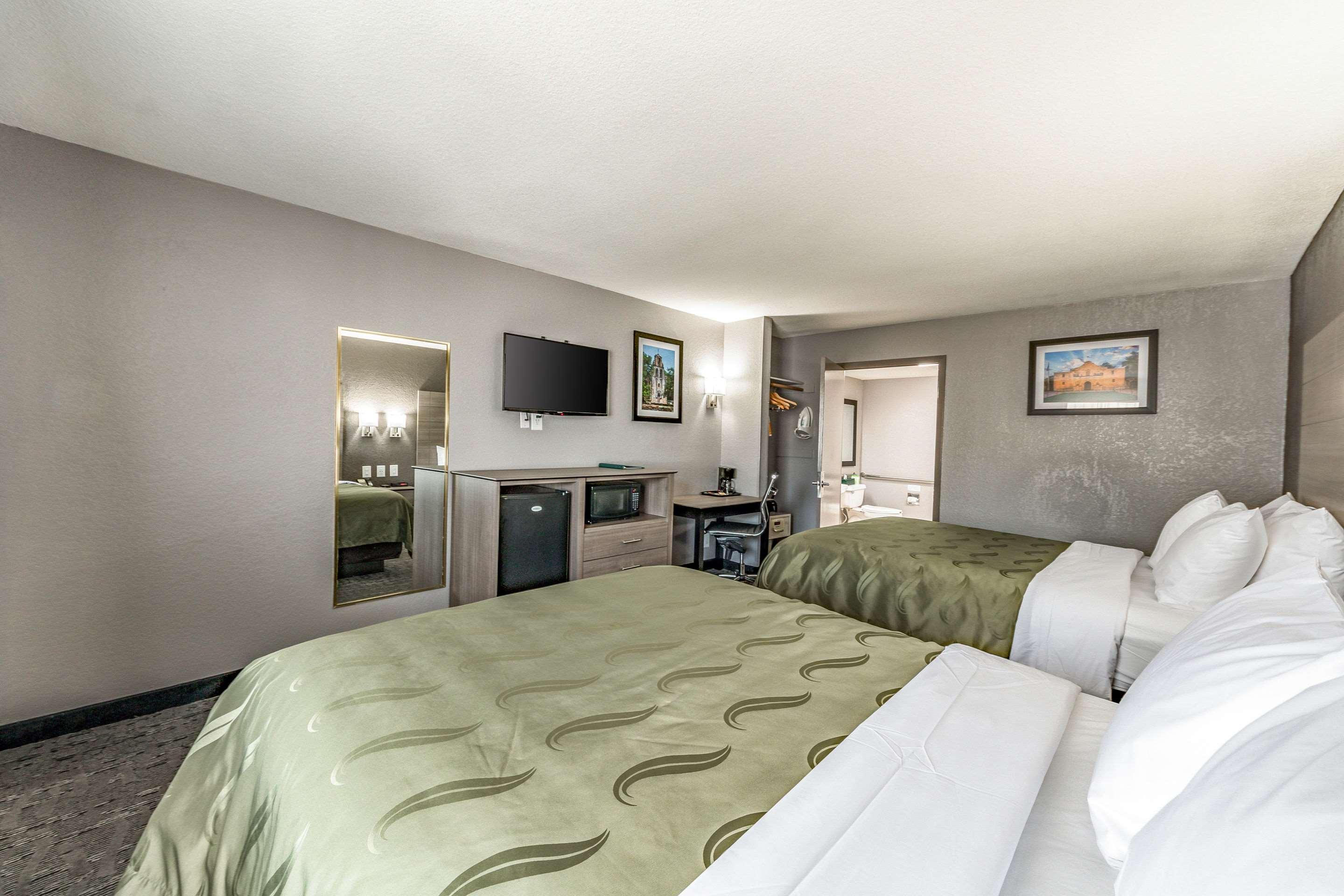 Inn Quality I-10 East Near Frost Bank Center 2*