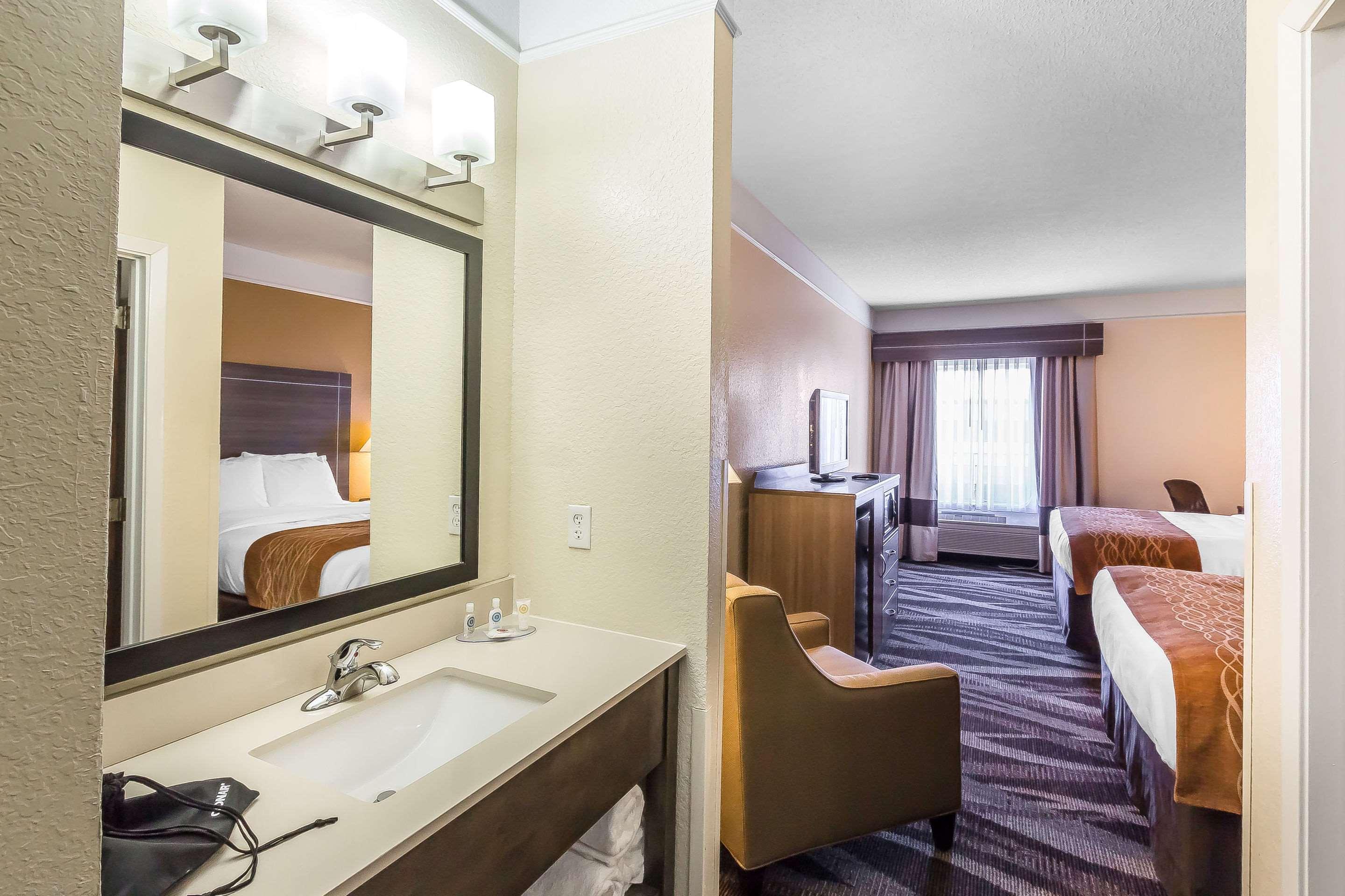 Inn Comfort Near Frost Bank Center 2*