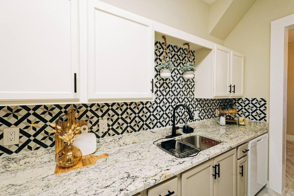 Close To Downtown San Antonio,tx With Private Backyard And Firepit *