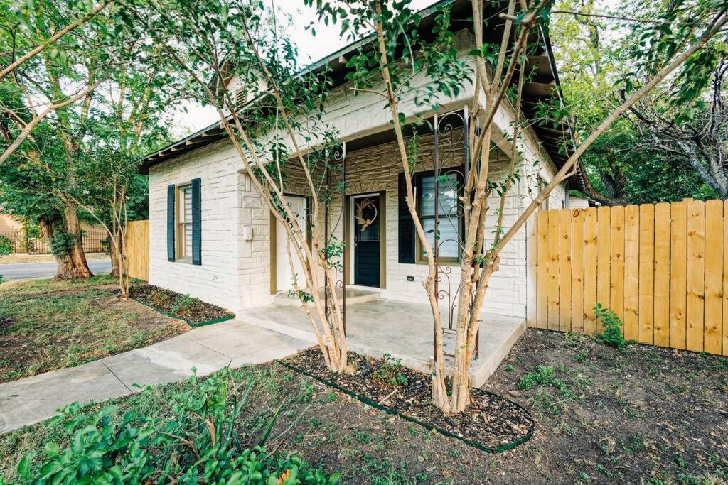 Holiday home Close To Downtown San Antonio,tx With Private Backyard And Firepit