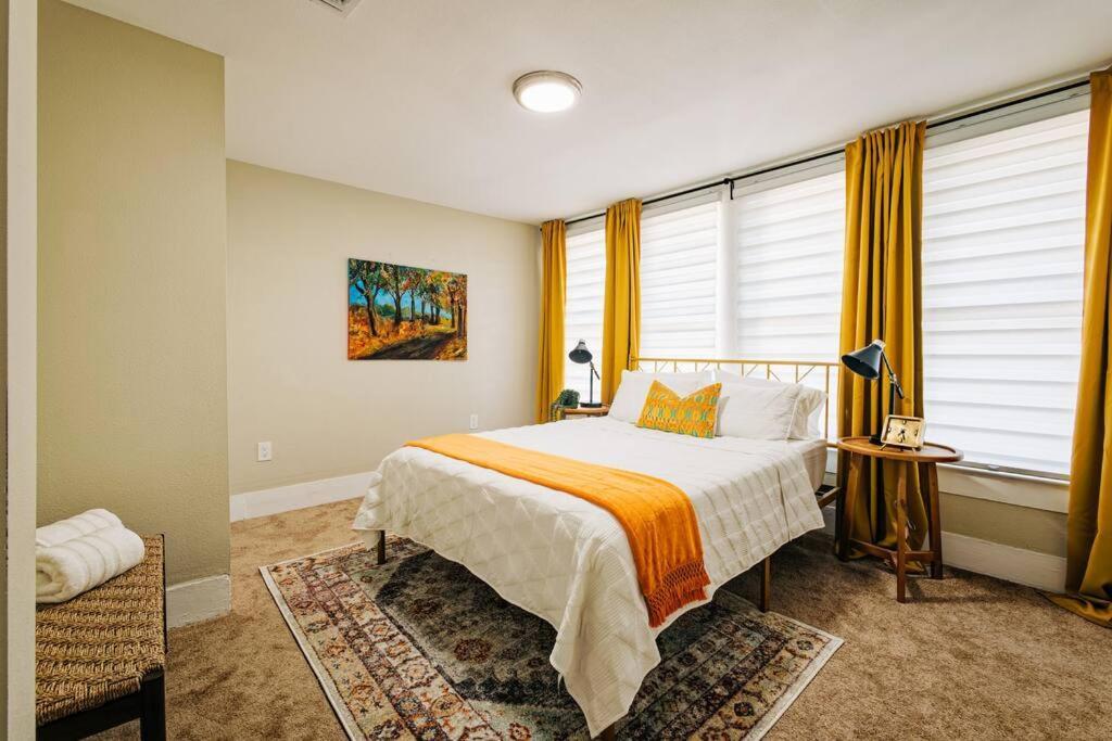 Holiday home Close To Downtown San Antonio,tx With Private Backyard And Firepit San Antonio