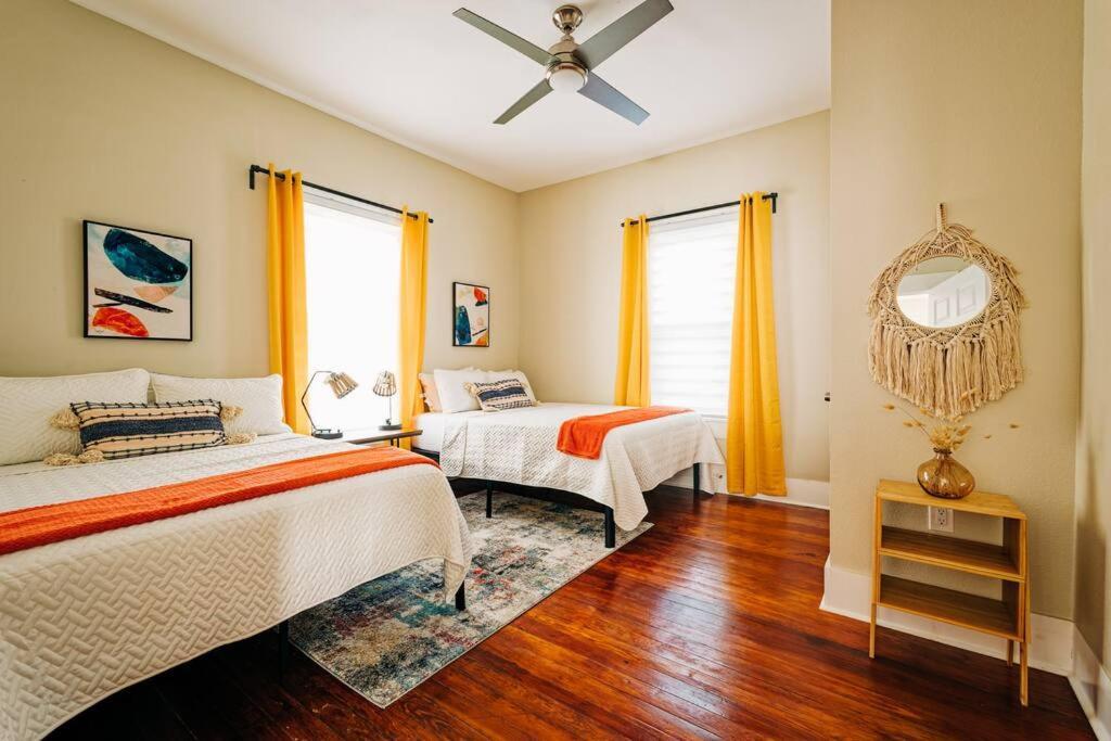 Close To Downtown San Antonio,tx With Private Backyard And Firepit