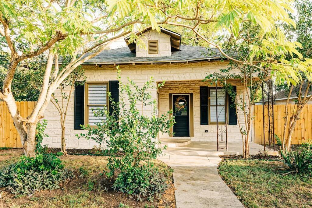 Close To Downtown San Antonio,tx With Private Backyard And Firepit Holiday home *