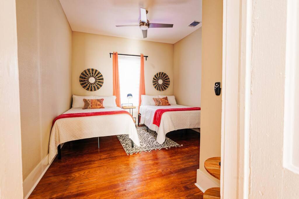 Holiday home Close To Downtown San Antonio,tx With Private Backyard And Firepit