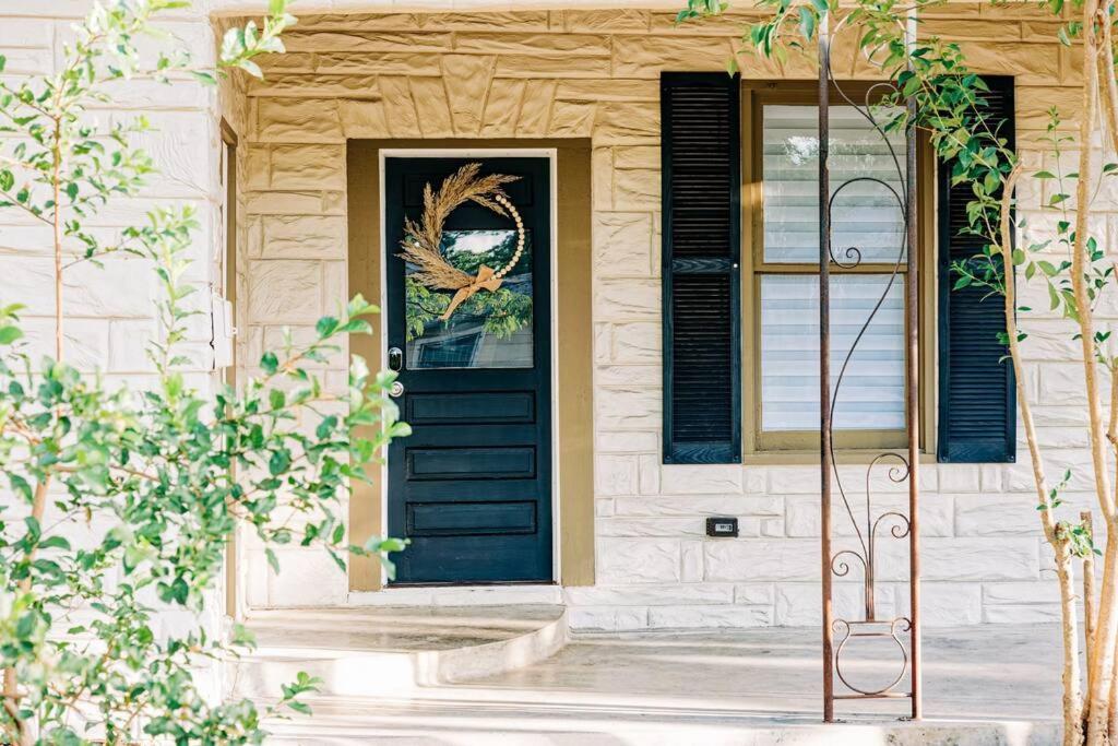Close To Downtown San Antonio,tx With Private Backyard And Firepit