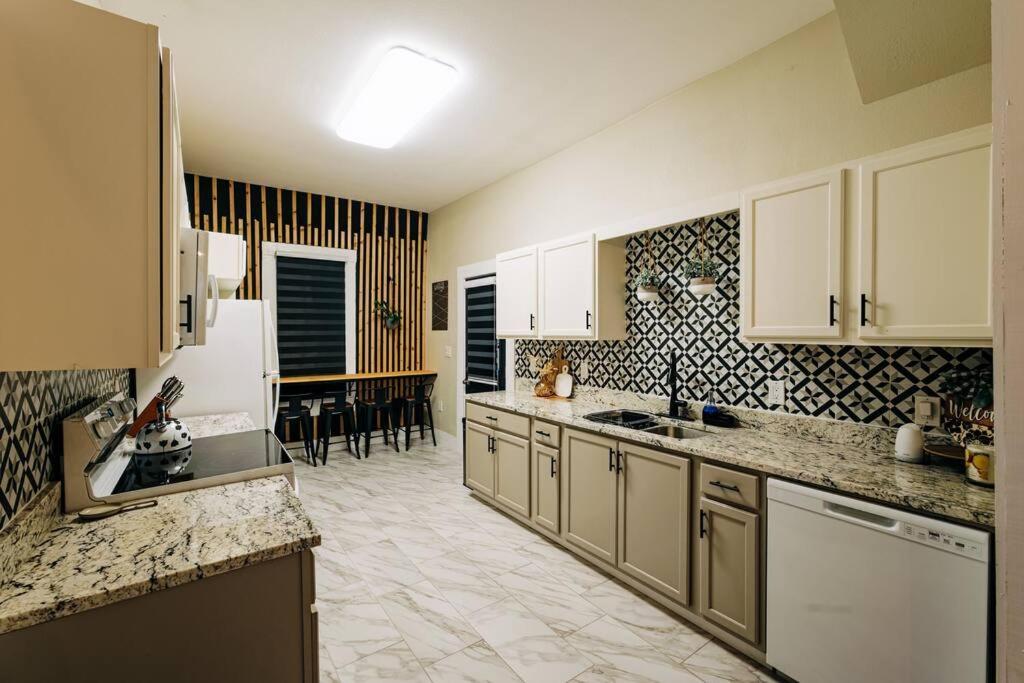 Close To Downtown San Antonio,tx With Private Backyard And Firepit *
