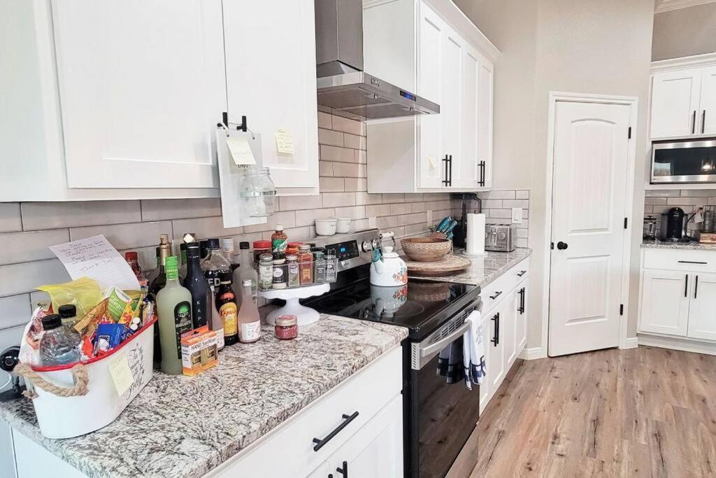 Cheerful 4 Bedroom With Indoor Fire Place *