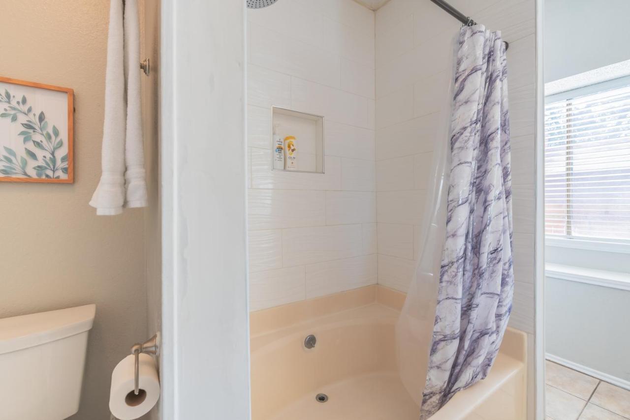 Beautiful House In An Upscale Neighborhood With Pool, Private Patio & Bbq Holiday home *