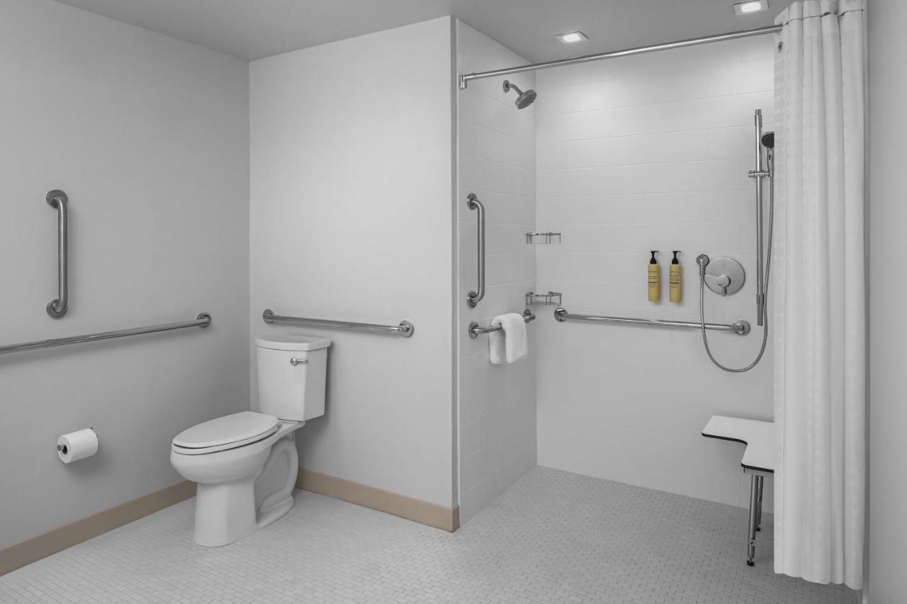 Element Riverwalk Hotel 3*