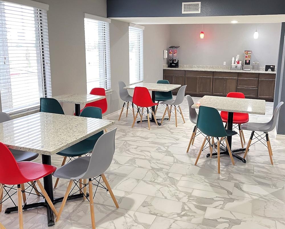 Econo Near Lackland Air Force Base-seaworld San Antonio