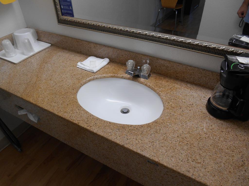 Hotel 6-san Antonio, Tx - Sam Houston Area