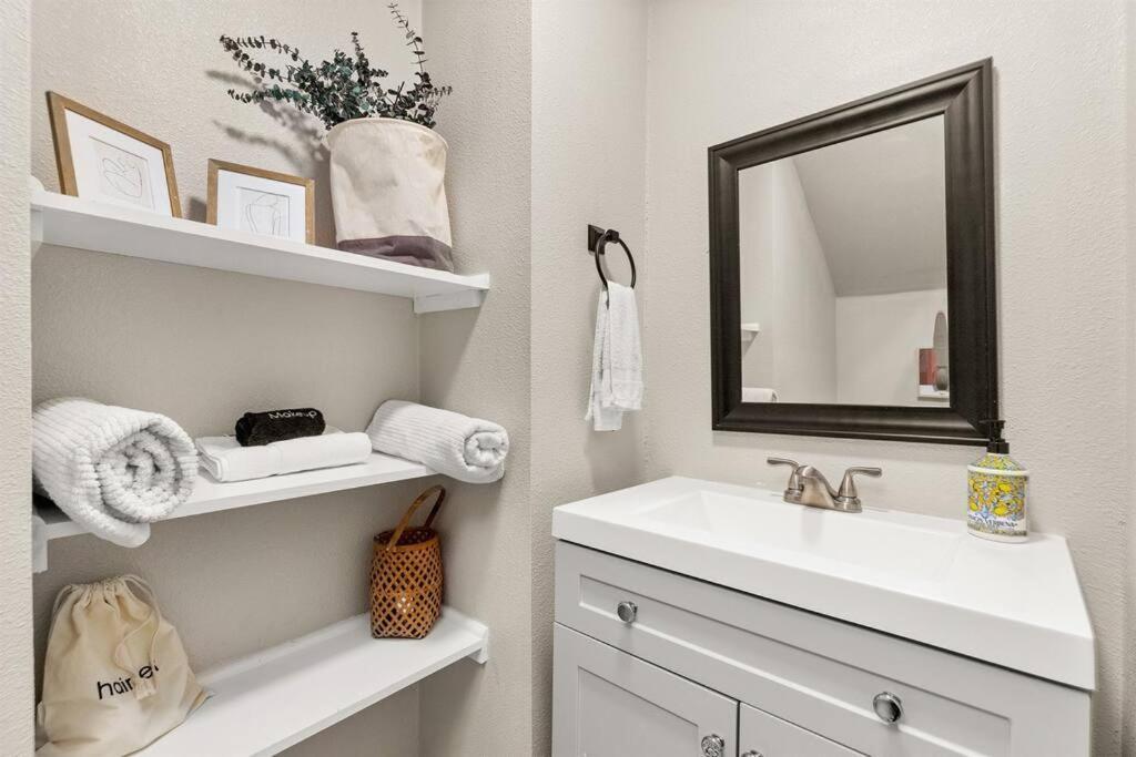 Reduced! Pearl Townhomes Combined. Sleeps 16