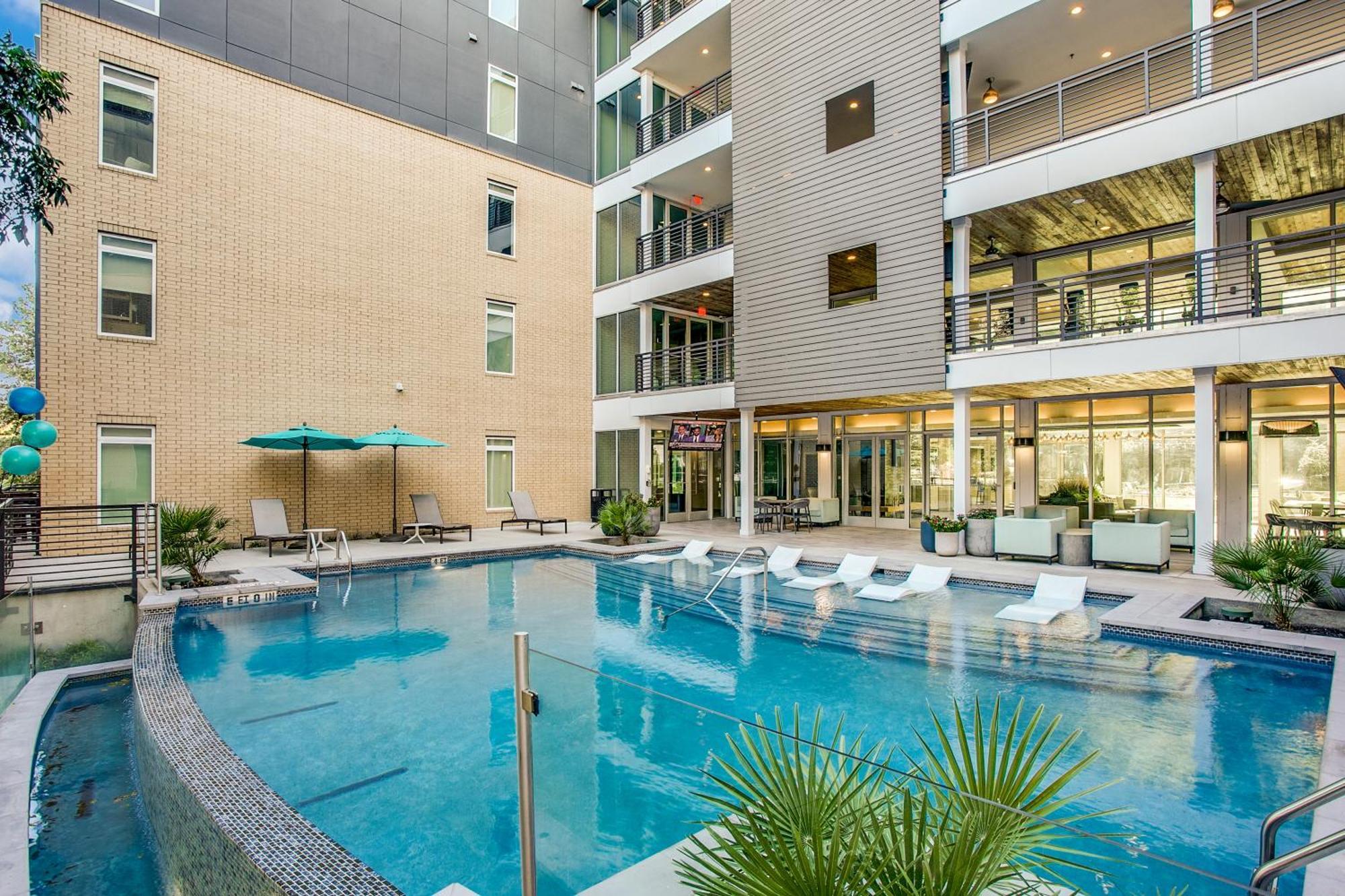 Apartment Lush Downtown On Riverwalk W King Ste, Free Parking, Pet Friendly, Centrally Located On Riverwalk