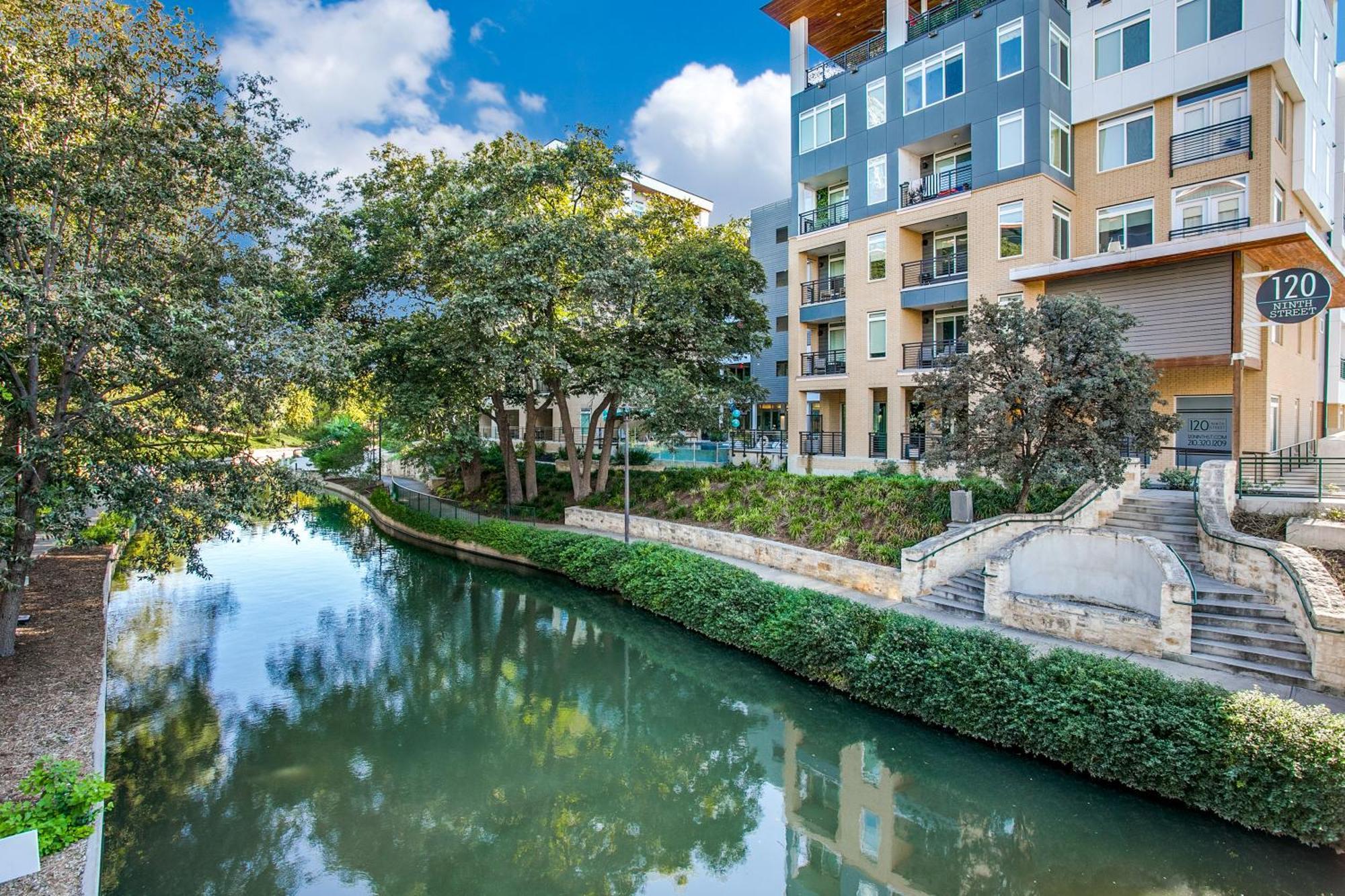 Lush Downtown On Riverwalk W King Ste, Free Parking, Pet Friendly, Centrally Located On Riverwalk Apartment San Antonio