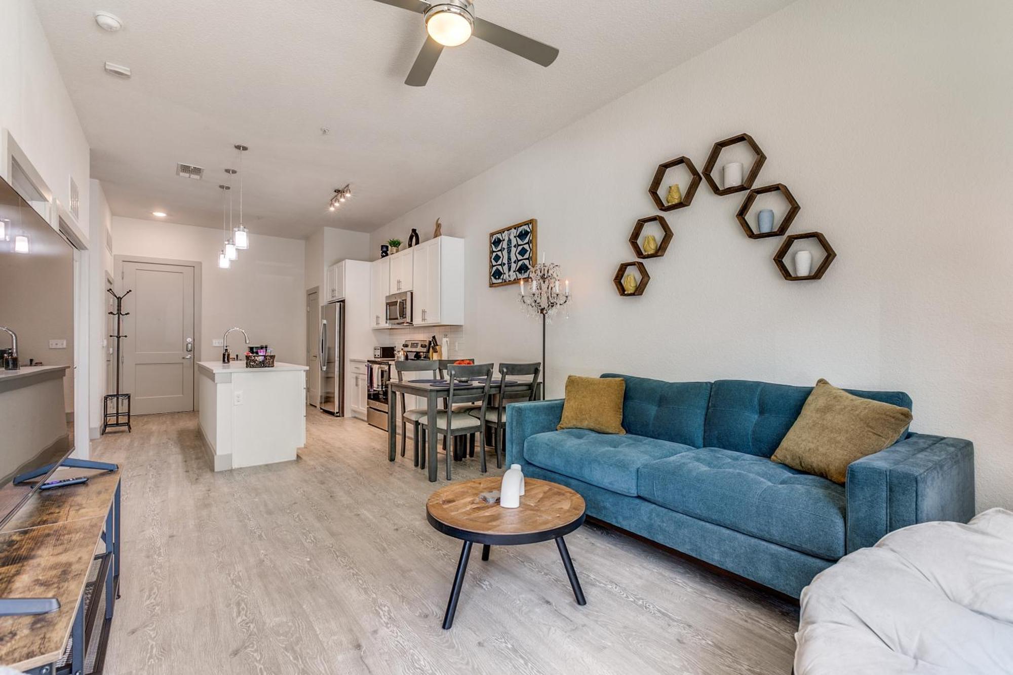Lush Downtown On Riverwalk W King Ste, Free Parking, Pet Friendly, Centrally Located On Riverwalk San Antonio