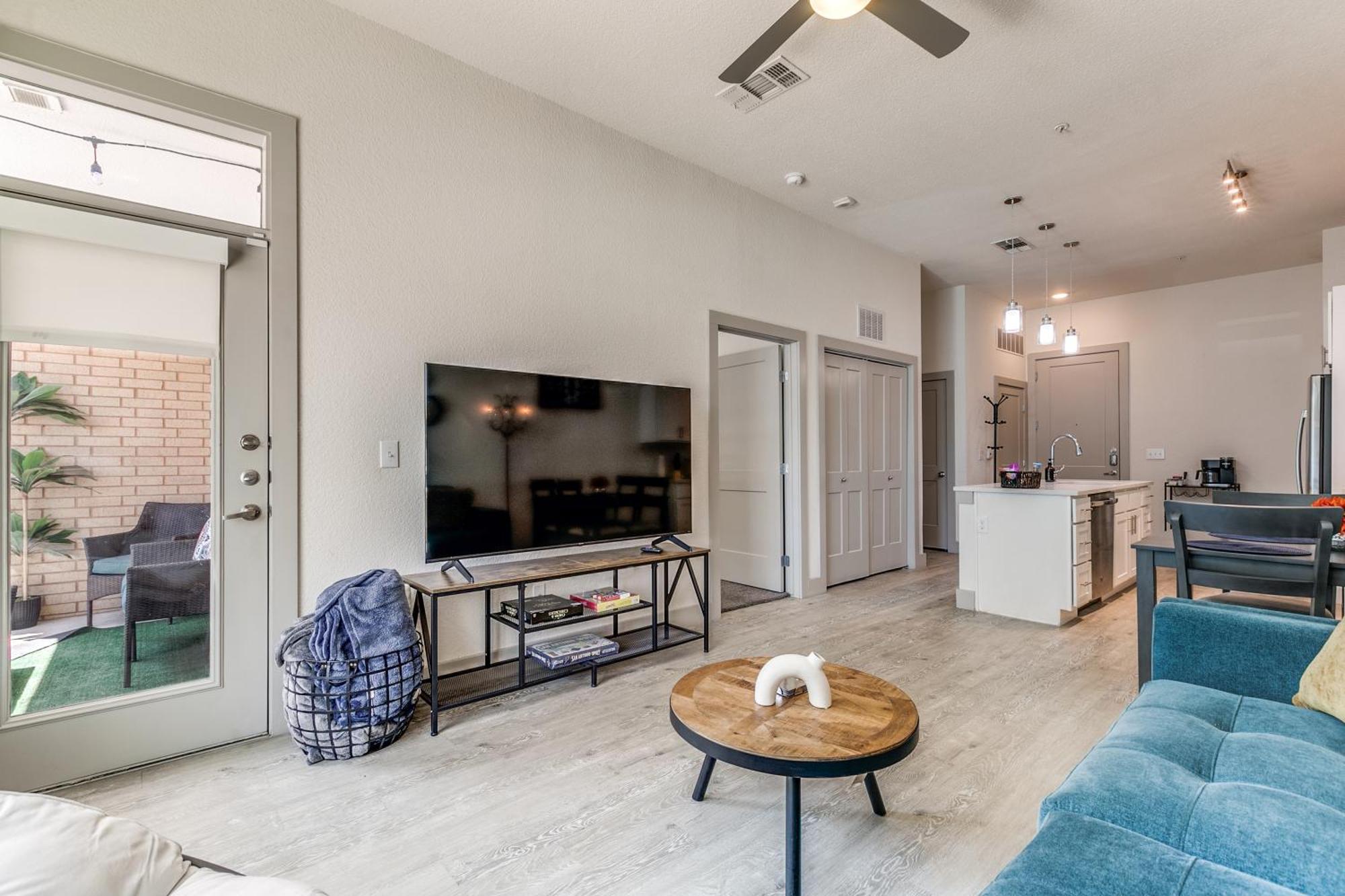 Lush Downtown On Riverwalk W King Ste, Free Parking, Pet Friendly, Centrally Located On Riverwalk Apartment *