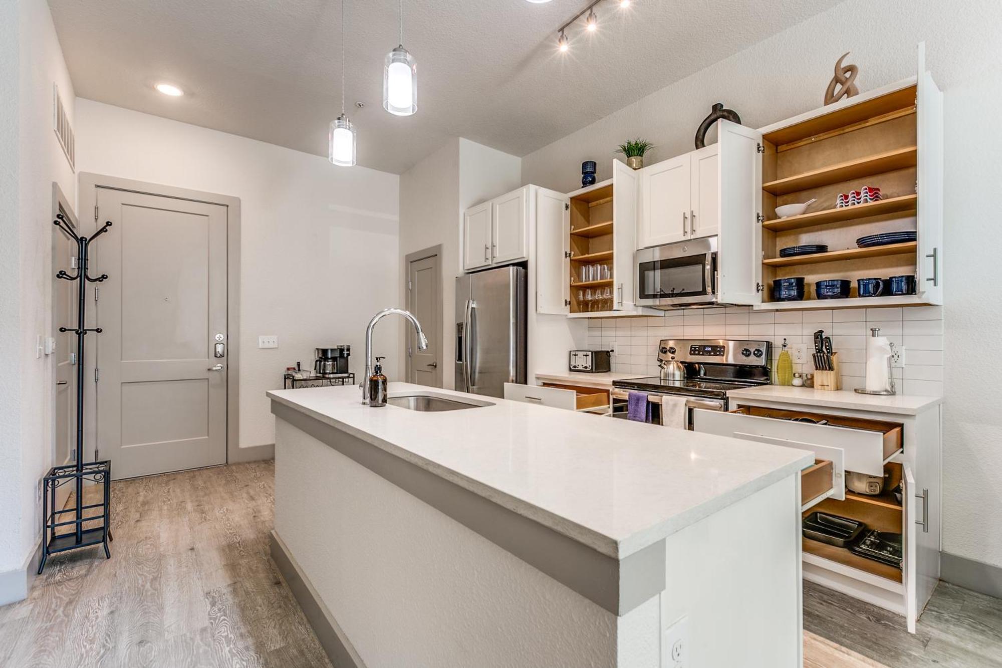 Lush Downtown On Riverwalk W King Ste, Free Parking, Pet Friendly, Centrally Located On Riverwalk San Antonio