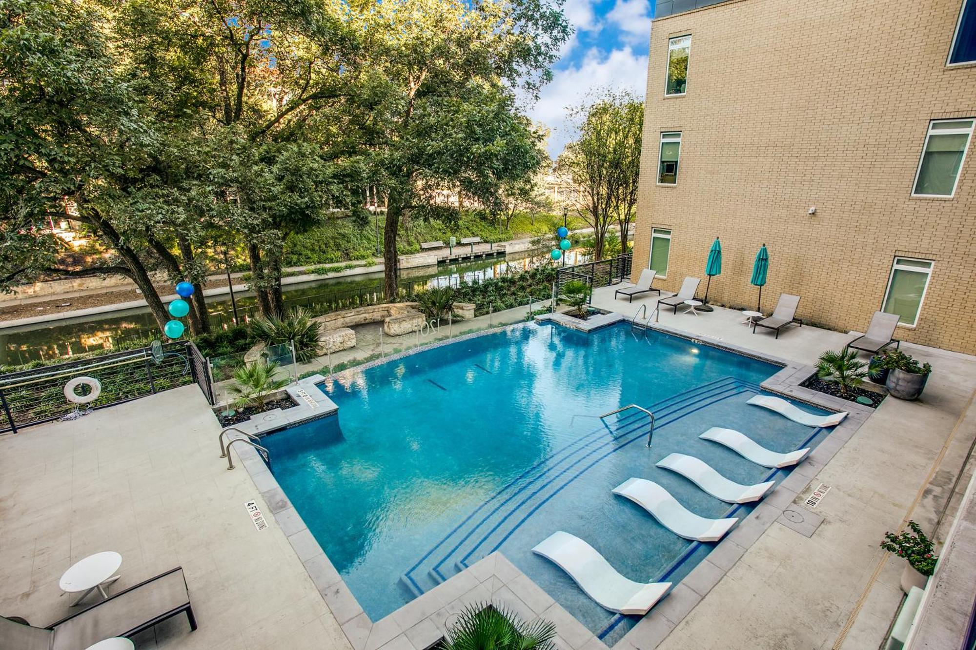 Lush Downtown On Riverwalk W King Ste, Free Parking, Pet Friendly, Centrally Located On Riverwalk Apartment *