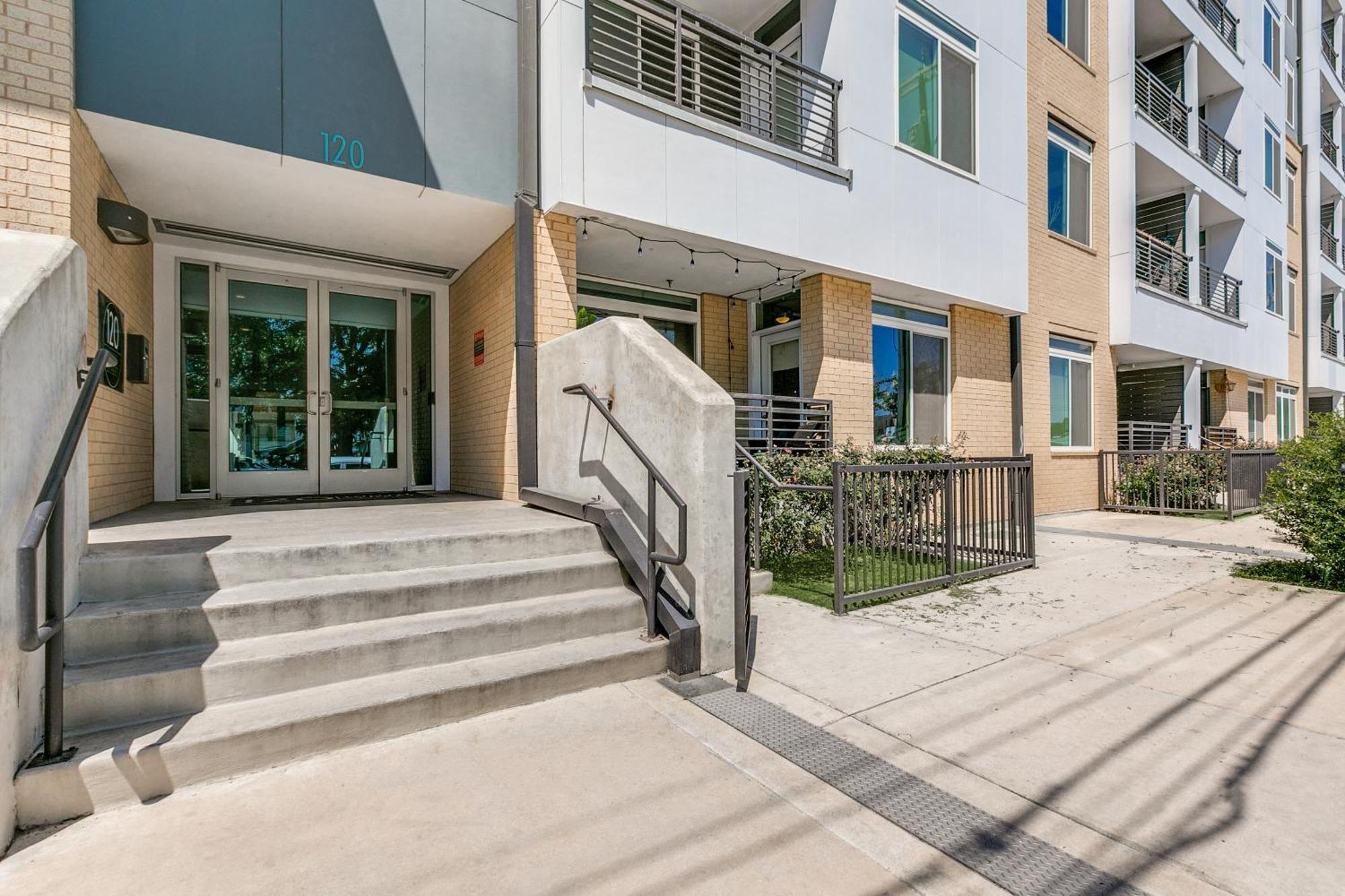 Lush Downtown On Riverwalk W King Ste, Free Parking, Pet Friendly, Centrally Located On Riverwalk Apartment San Antonio