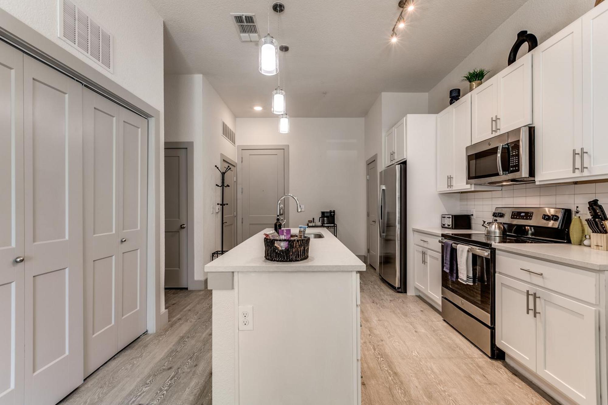 Lush Downtown On Riverwalk W King Ste, Free Parking, Pet Friendly, Centrally Located On Riverwalk Apartment San Antonio