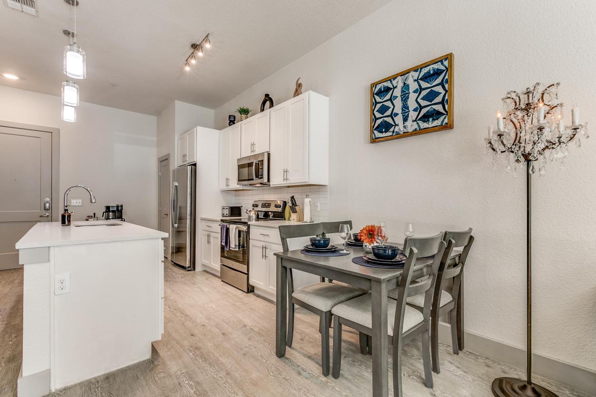Lush Downtown On Riverwalk W King Ste, Free Parking, Pet Friendly, Centrally Located On Riverwalk