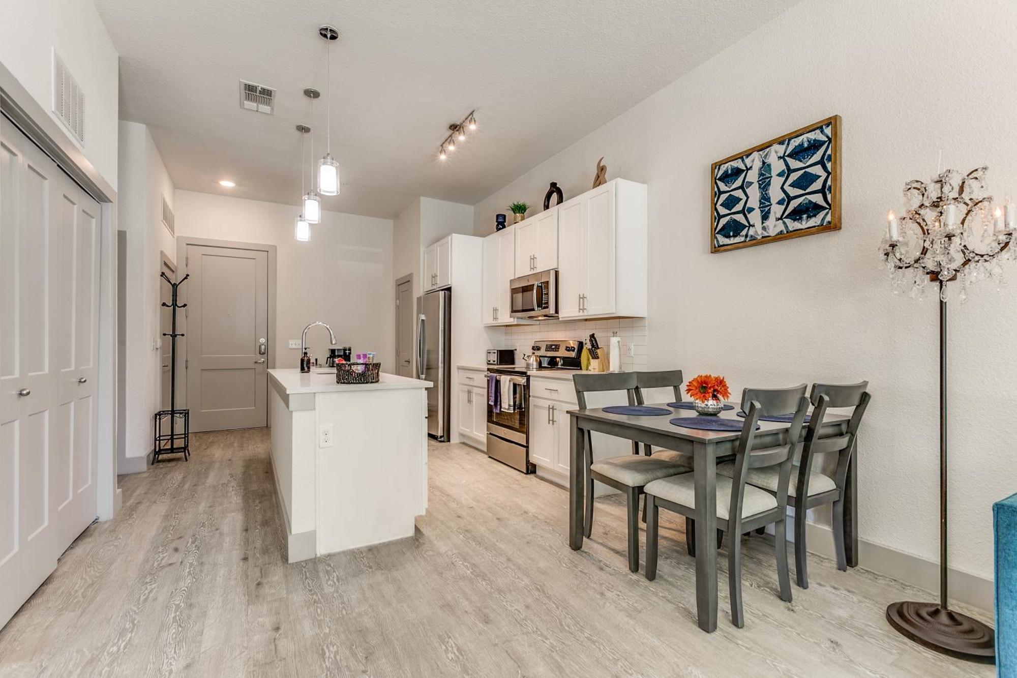 Lush Downtown On Riverwalk W King Ste, Free Parking, Pet Friendly, Centrally Located On Riverwalk Apartment *
