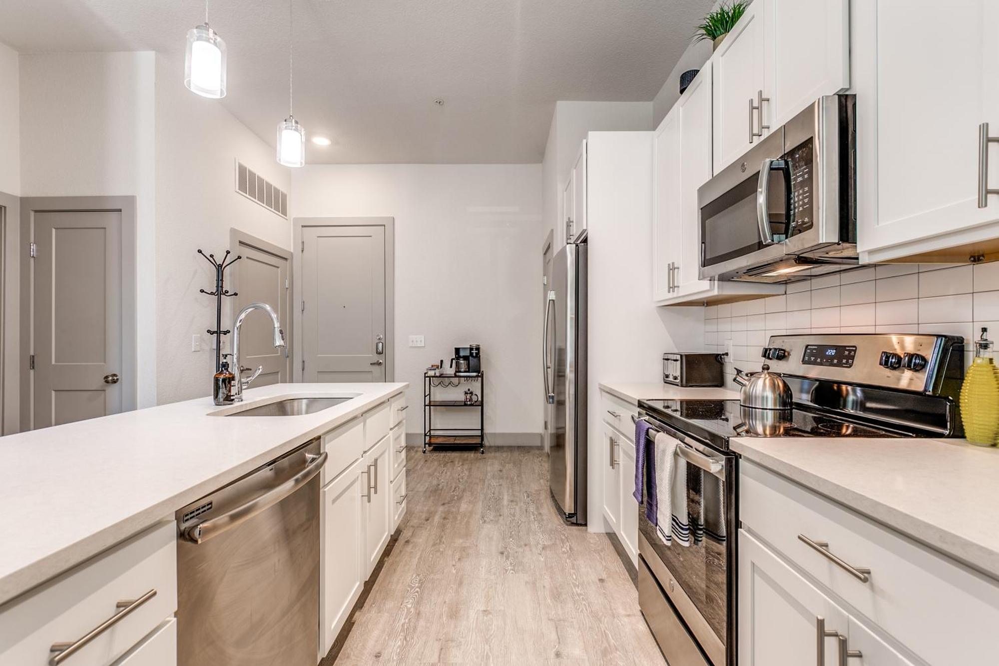 Lush Downtown On Riverwalk W King Ste, Free Parking, Pet Friendly, Centrally Located On Riverwalk * San Antonio