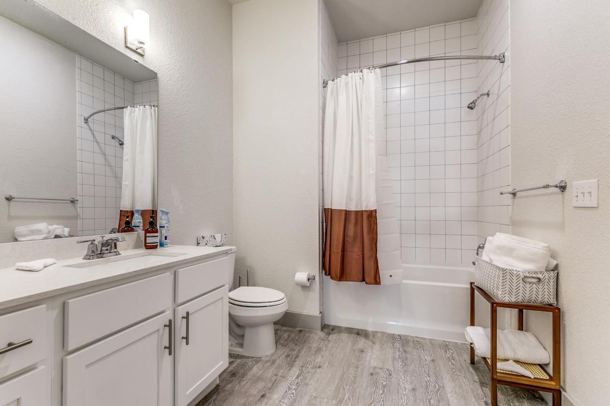 Apartment Lush Downtown On Riverwalk W King Ste, Free Parking, Pet Friendly, Centrally Located On Riverwalk