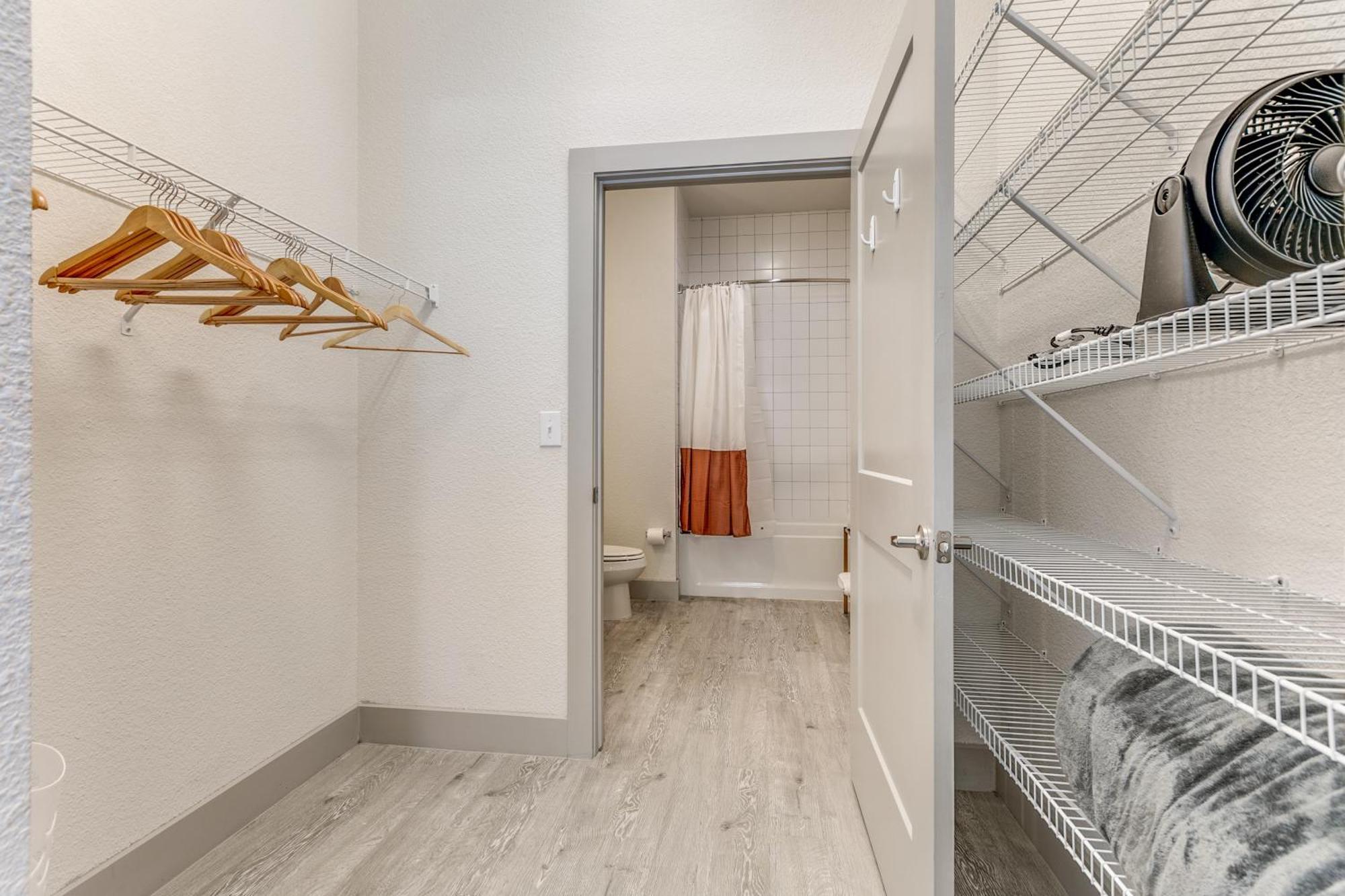 Lush Downtown On Riverwalk W King Ste, Free Parking, Pet Friendly, Centrally Located On Riverwalk Apartment