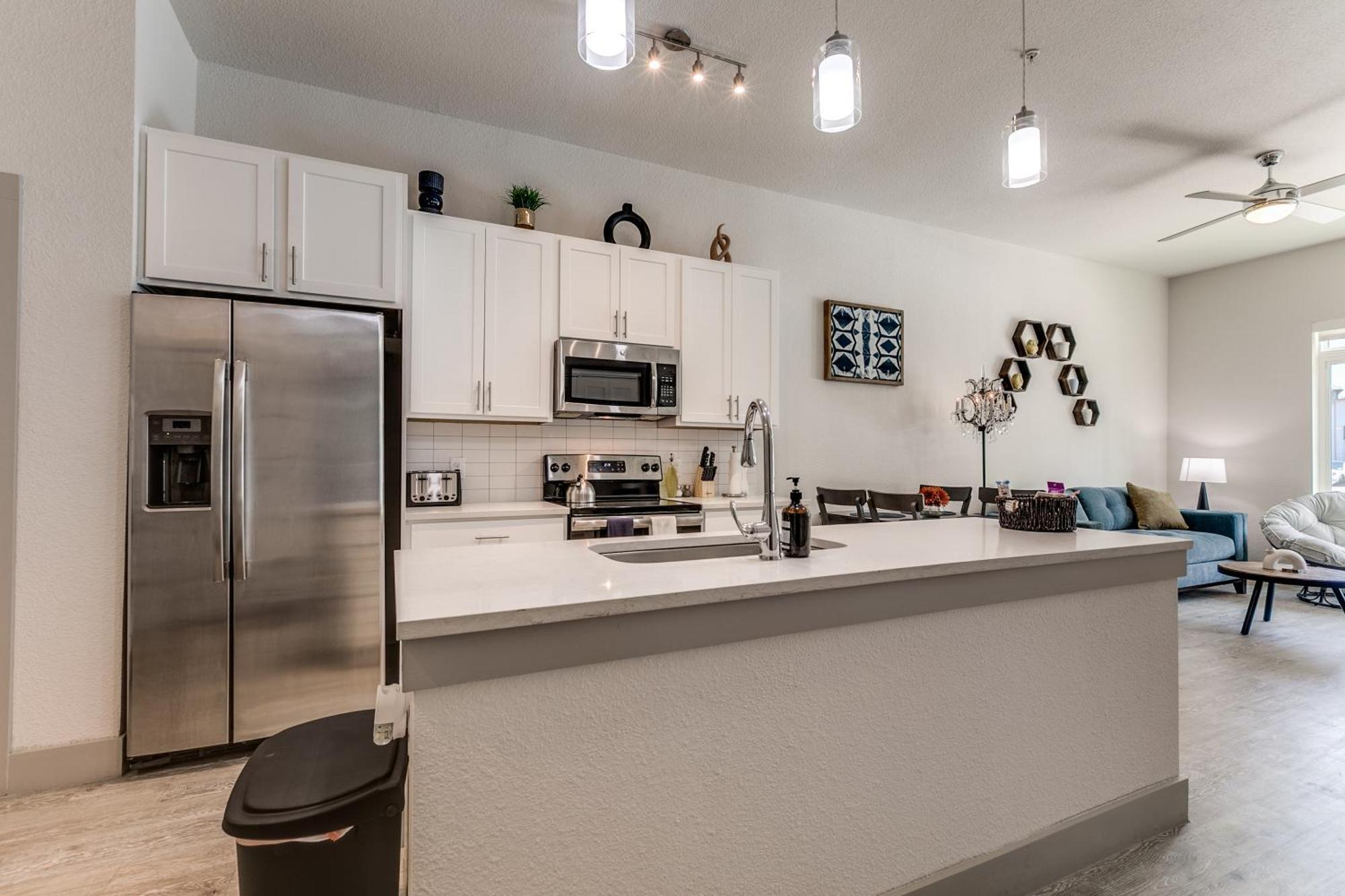 Apartment Lush Downtown On Riverwalk W King Ste, Free Parking, Pet Friendly, Centrally Located On Riverwalk *
