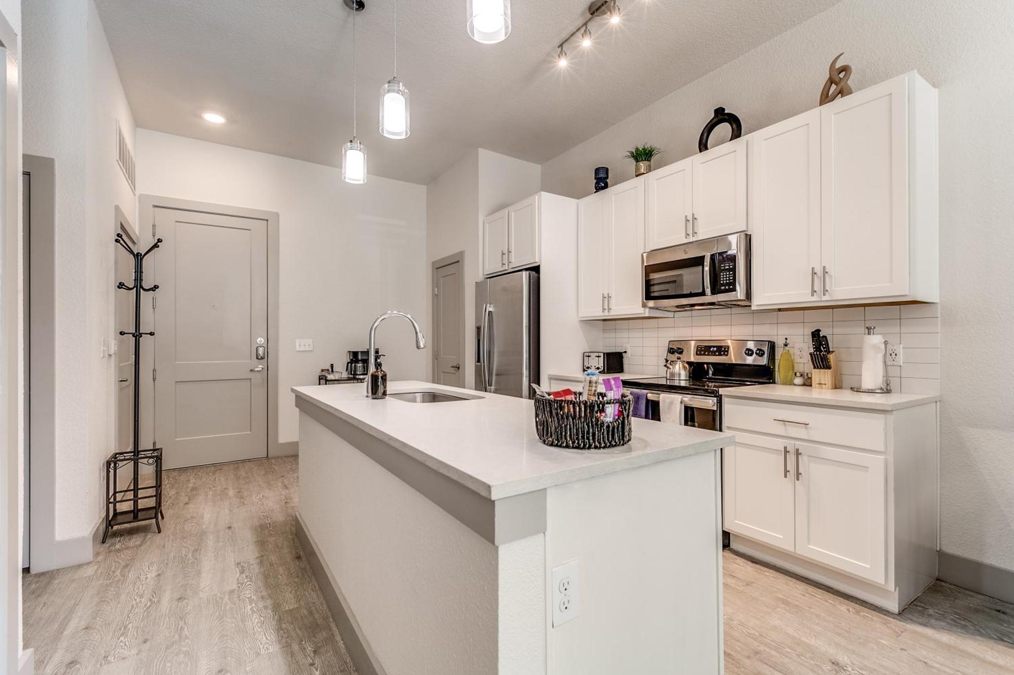 Lush Downtown On Riverwalk W King Ste, Free Parking, Pet Friendly, Centrally Located On Riverwalk Apartment *