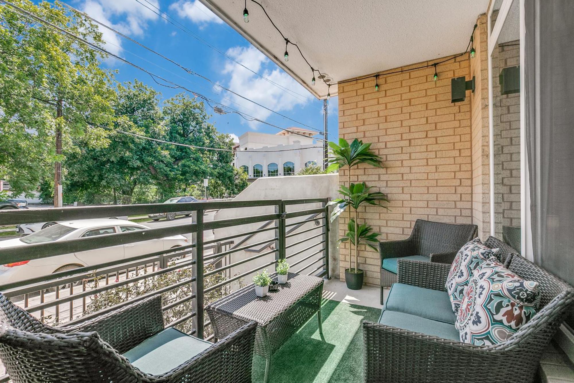Lush Downtown On Riverwalk W King Ste, Free Parking, Pet Friendly, Centrally Located On Riverwalk * San Antonio