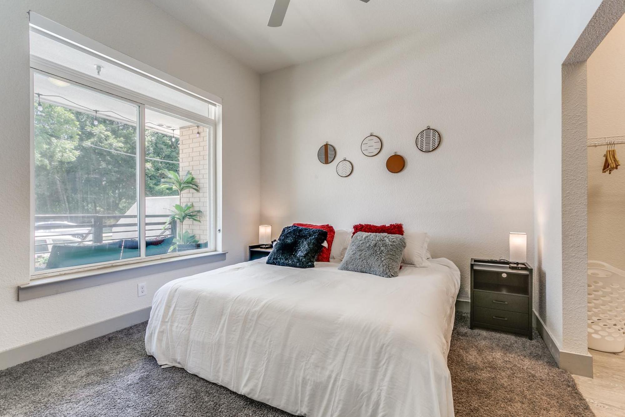 Apartment Lush Downtown On Riverwalk W King Ste, Free Parking, Pet Friendly, Centrally Located On Riverwalk San Antonio