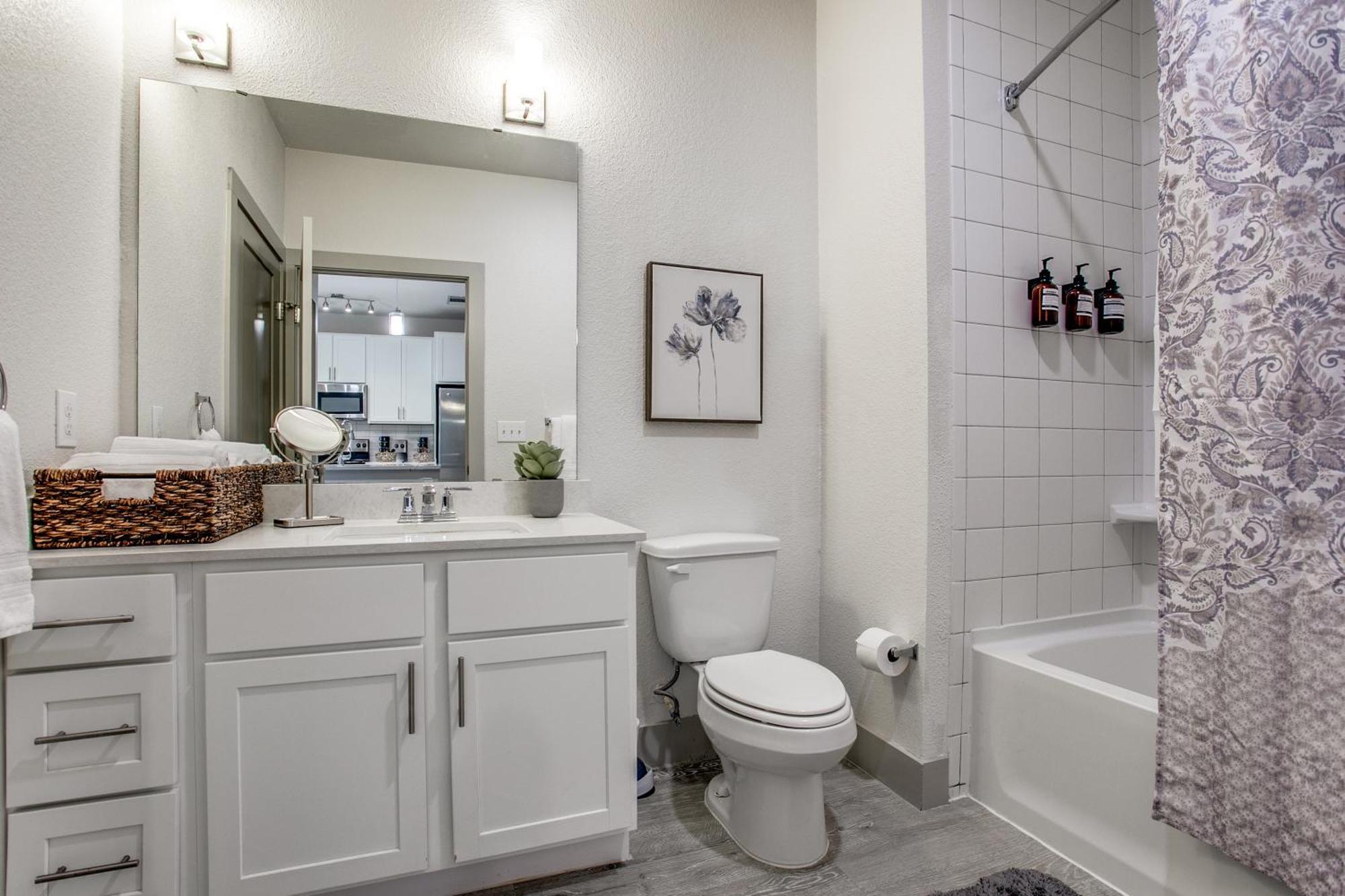 Lush Downtown On Riverwalk W King Ste, Free Parking, Pet Friendly, Centrally Located On Riverwalk * San Antonio