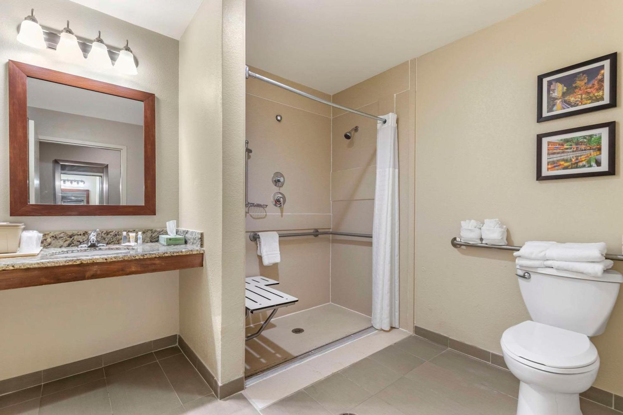 Comfort Medical Center Near Six Flags Hotel