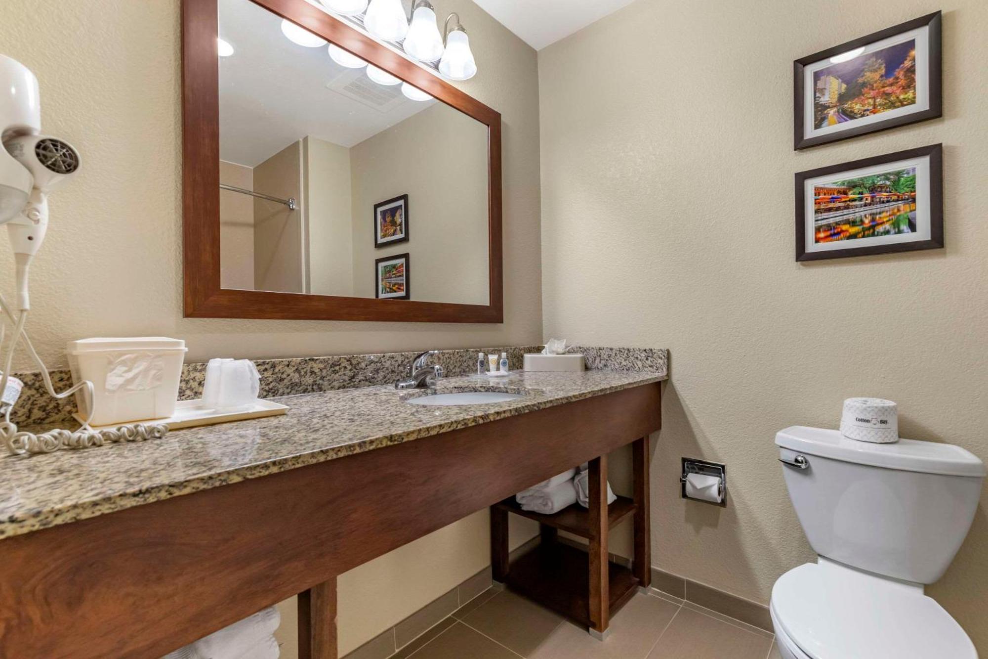 Hotel Comfort Medical Center Near Six Flags 3*