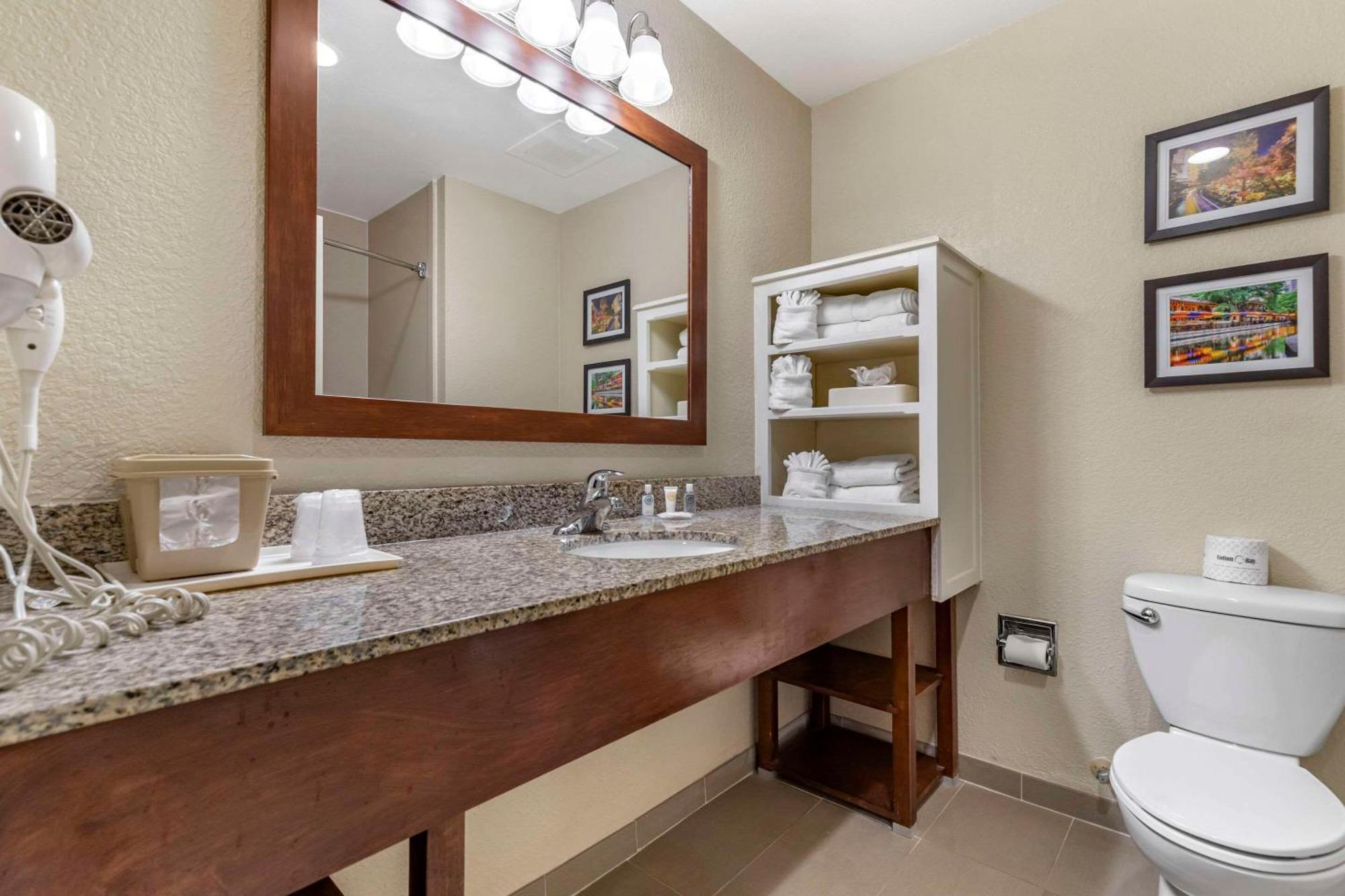 Comfort Medical Center Near Six Flags 3*
