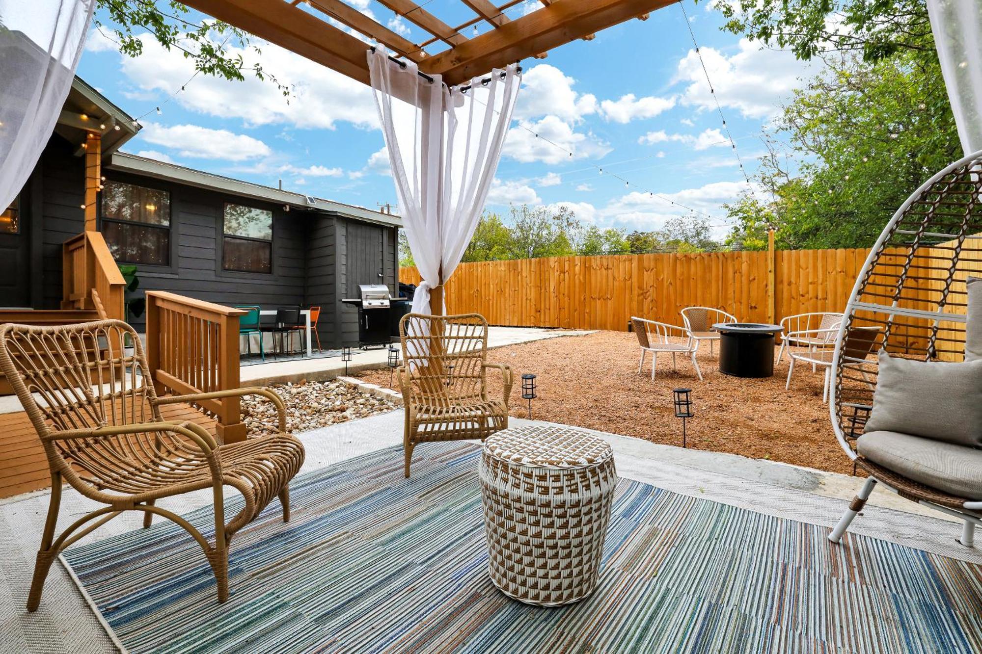 Artsy - A Birdy Vacation Holiday home